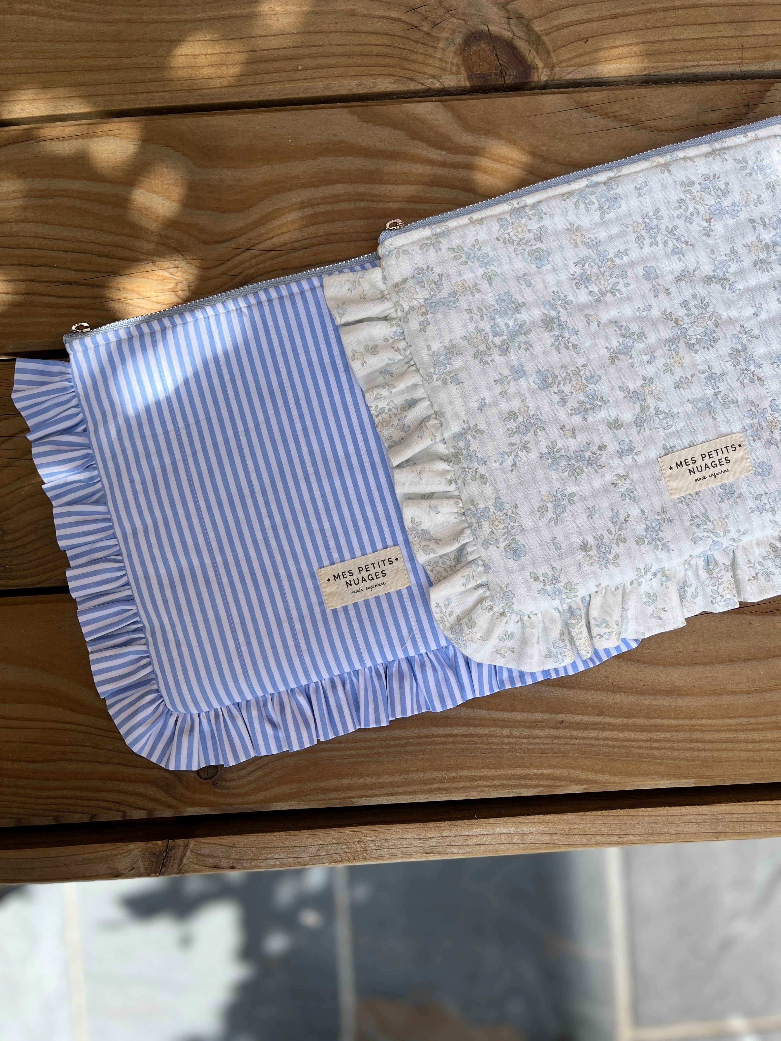 La pochette volantée Aimée fleurie bleu