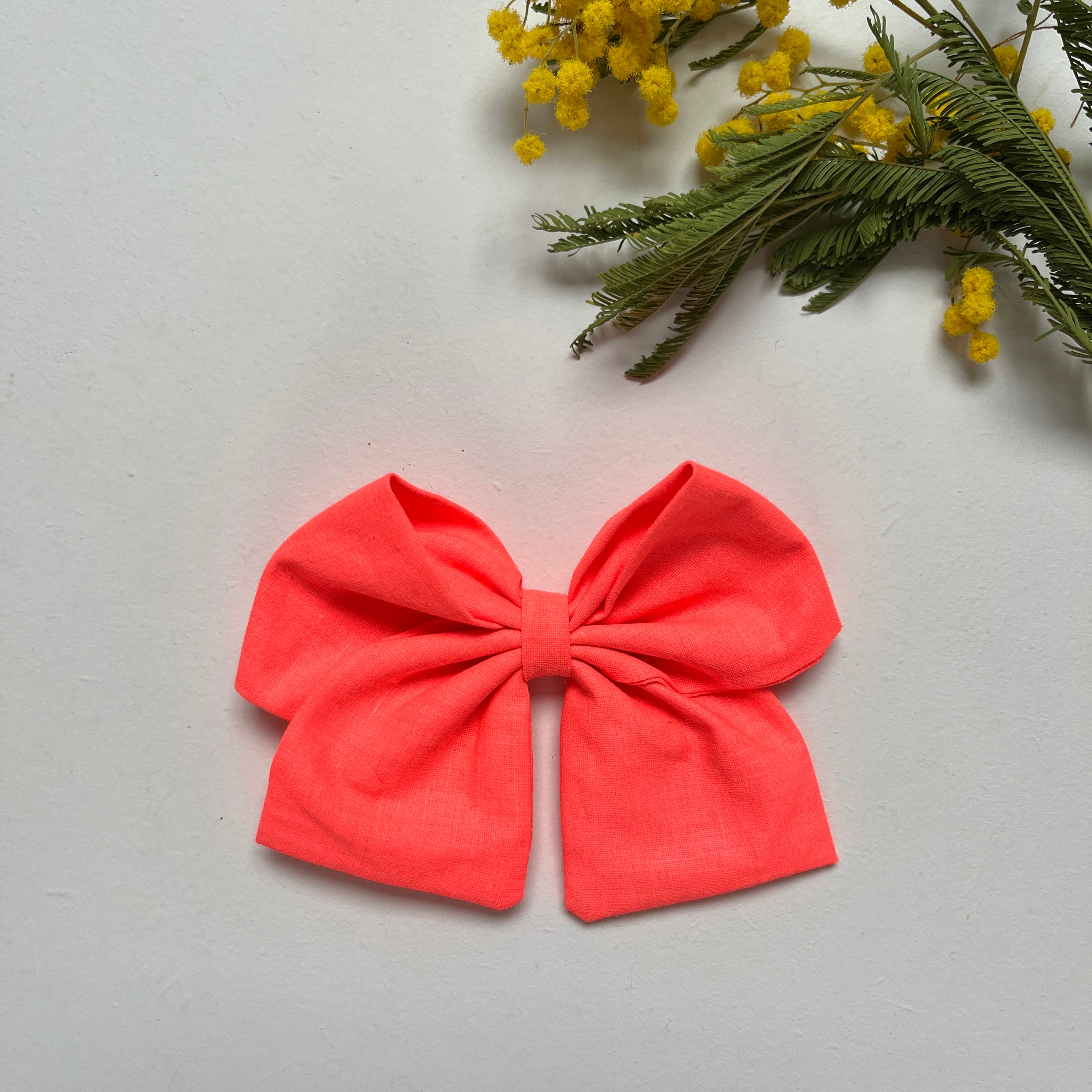 La barrette à gros noeud Brunette unie rose fluo