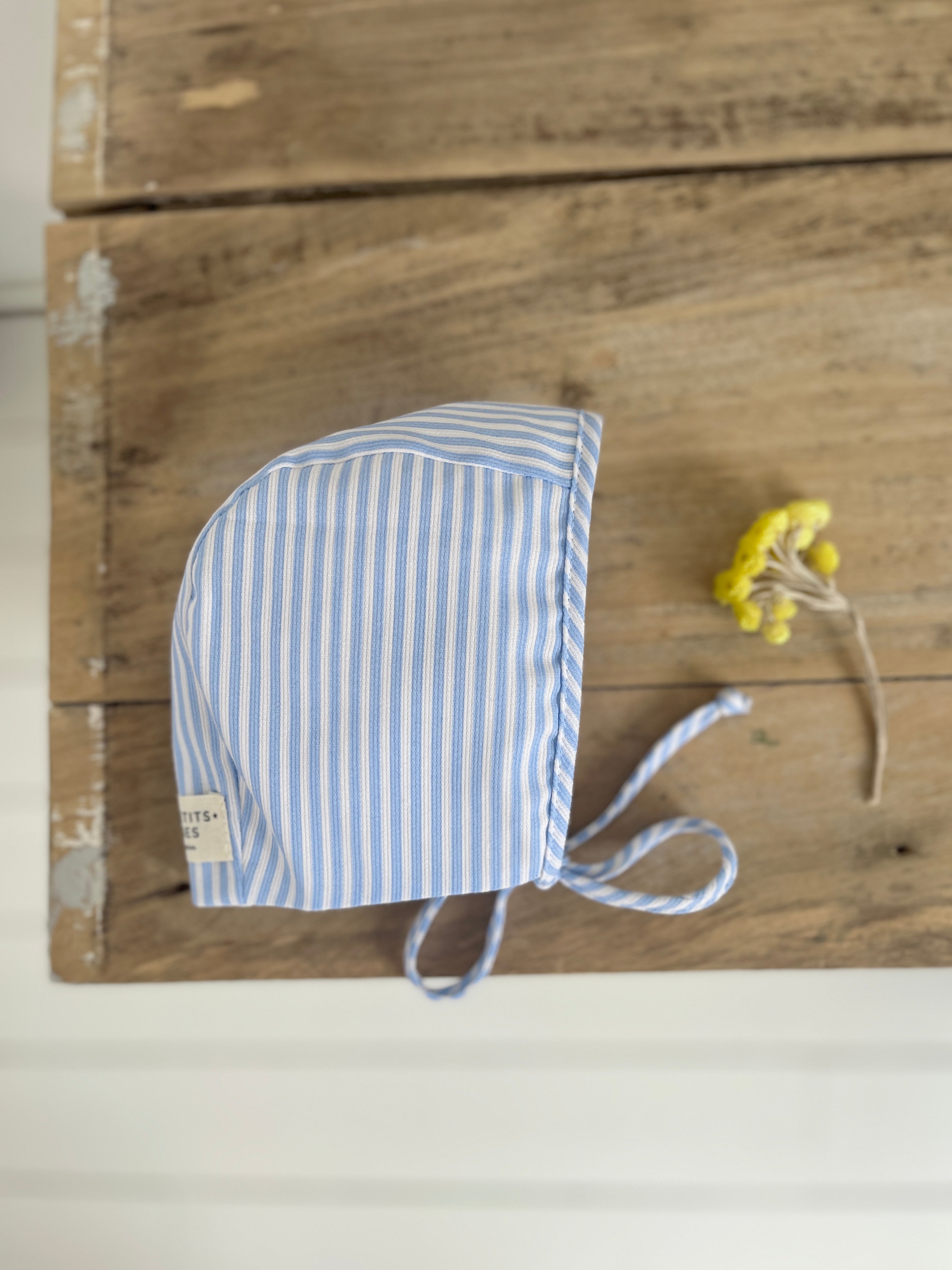 Le béguin Lazare en piqué de coton rayé bleu