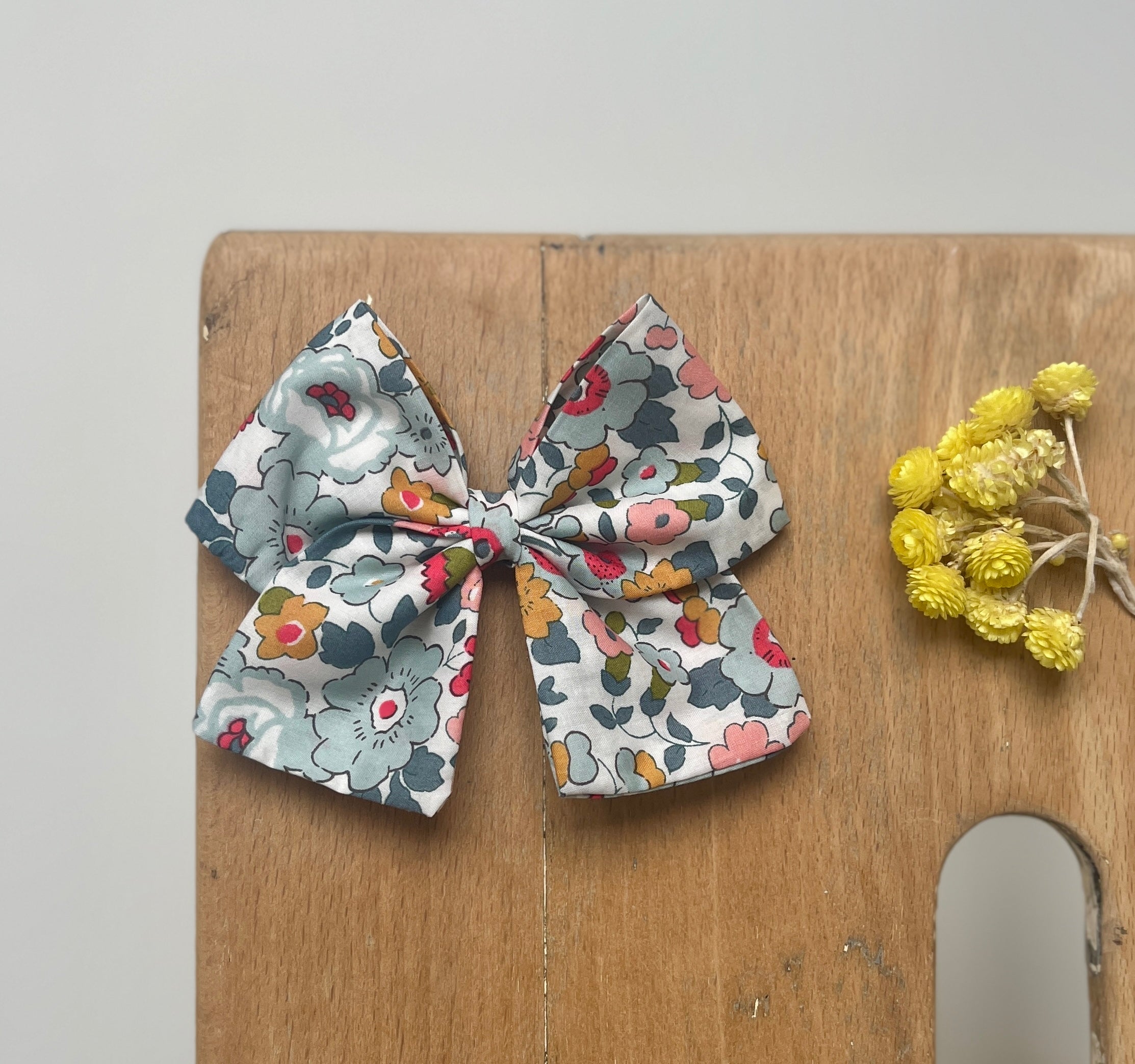 La barrette à gros noeud Brunette Liberty Betsy Porcelaine