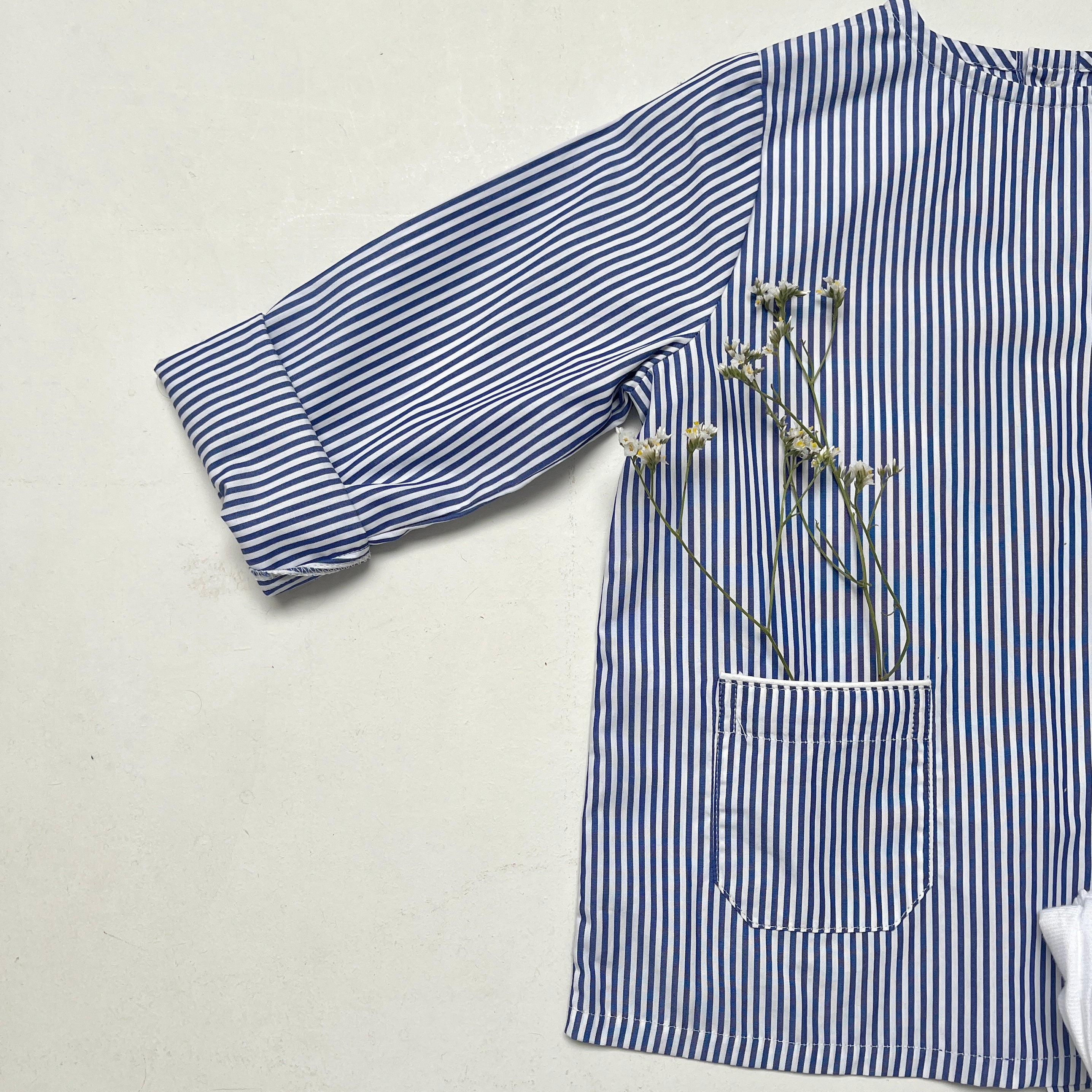 La blouse sans col Barnabé à fines rayures marine