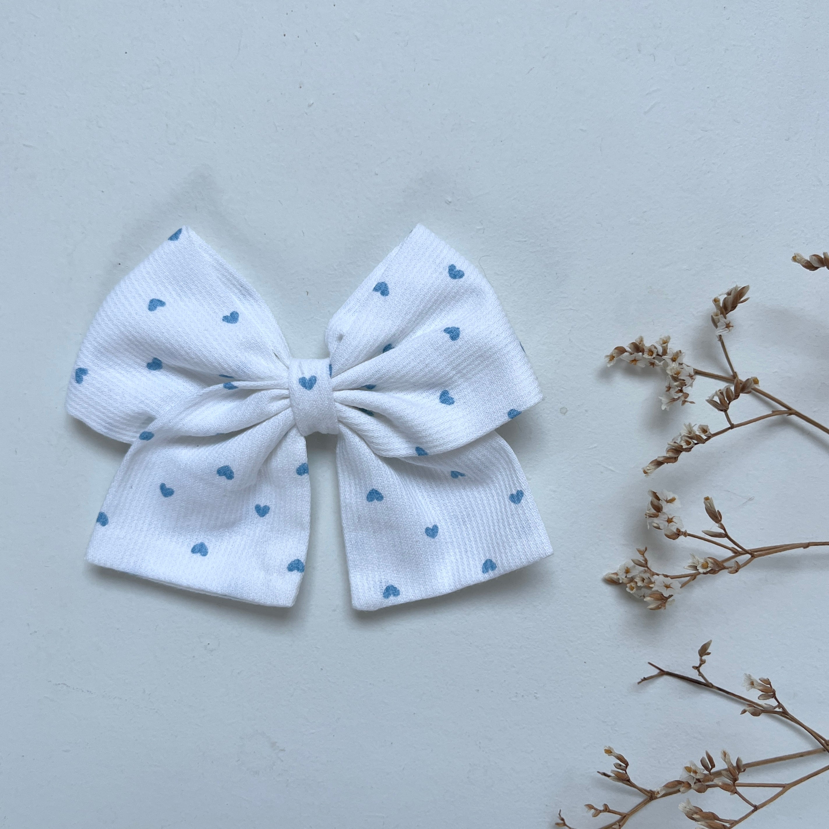 La barrette à gros noeud Brunette blanc cœur bleu