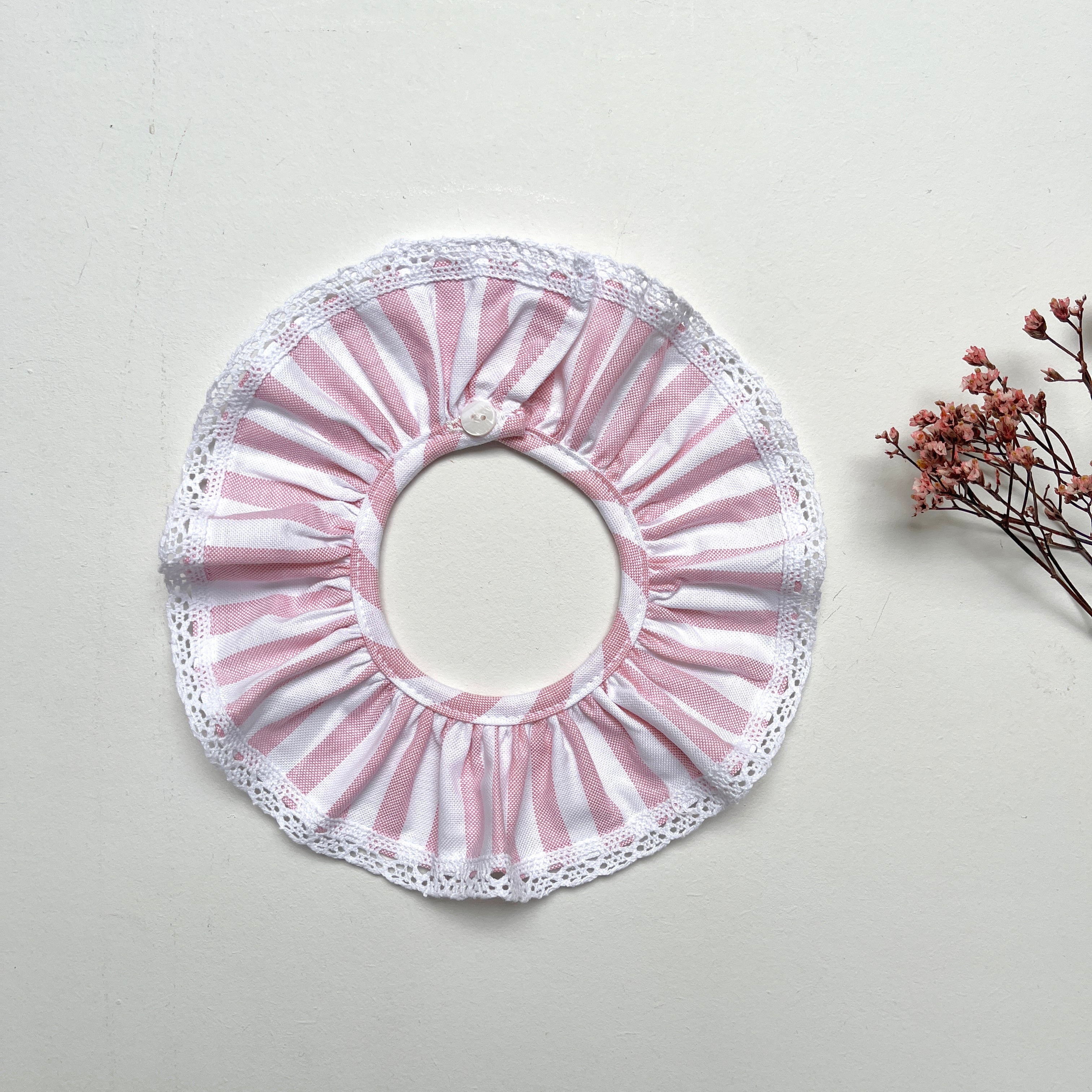 Le col volanté Ernest à larges rayures roses et broderie