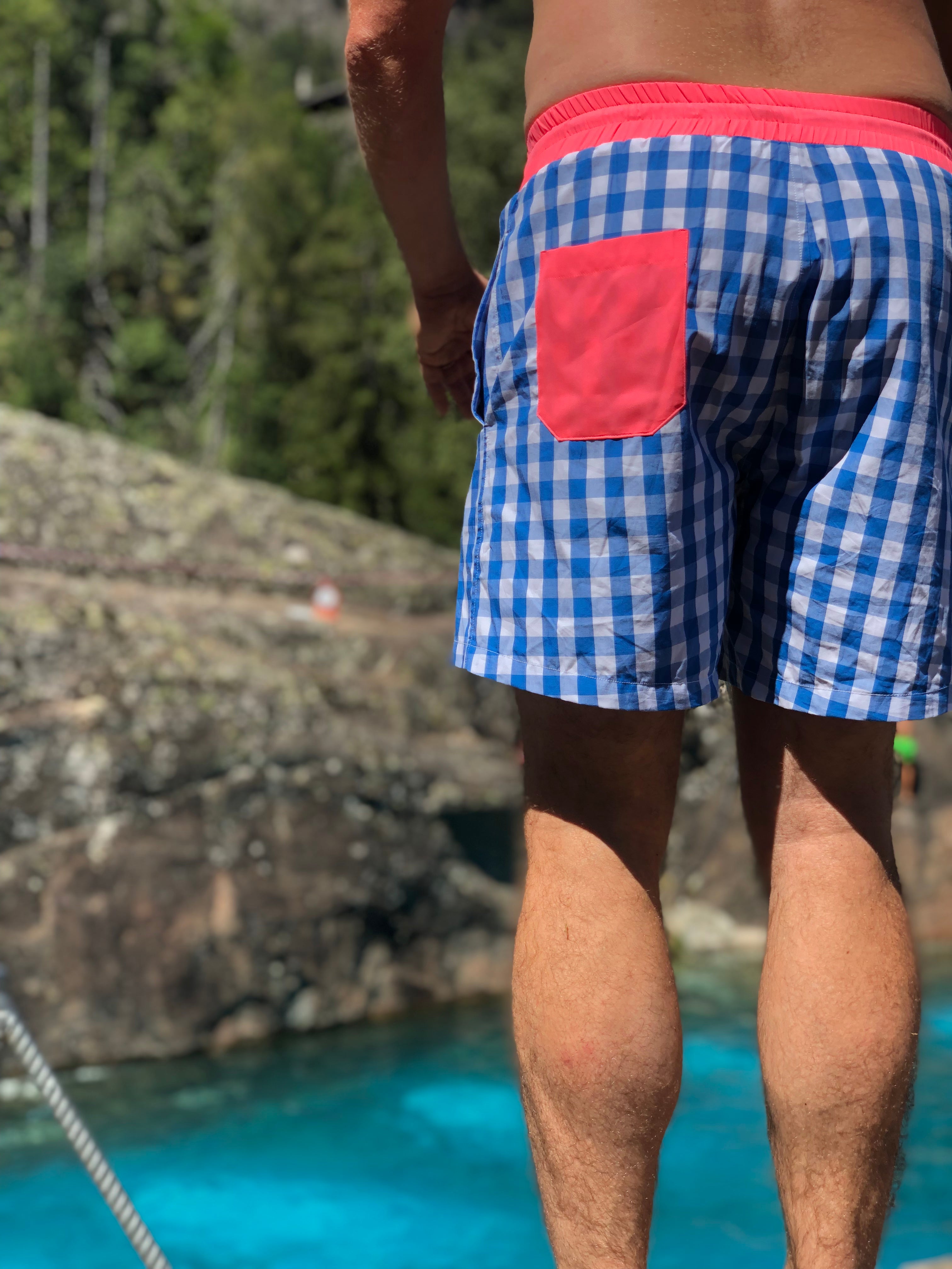 Le short de bain homme Tim vichy bleu roi et rose fluo