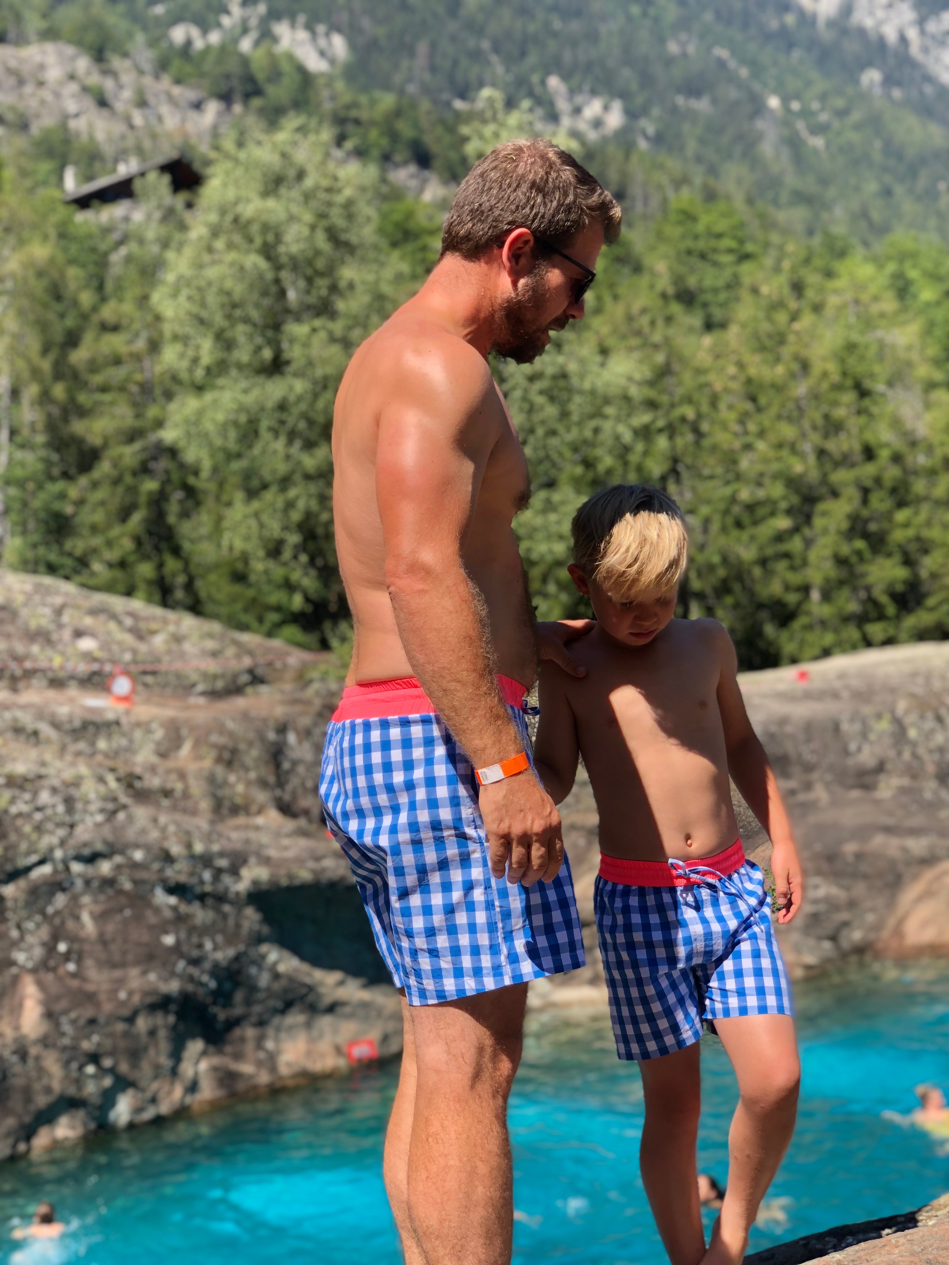 Le short de bain homme Tim vichy bleu roi et rose fluo