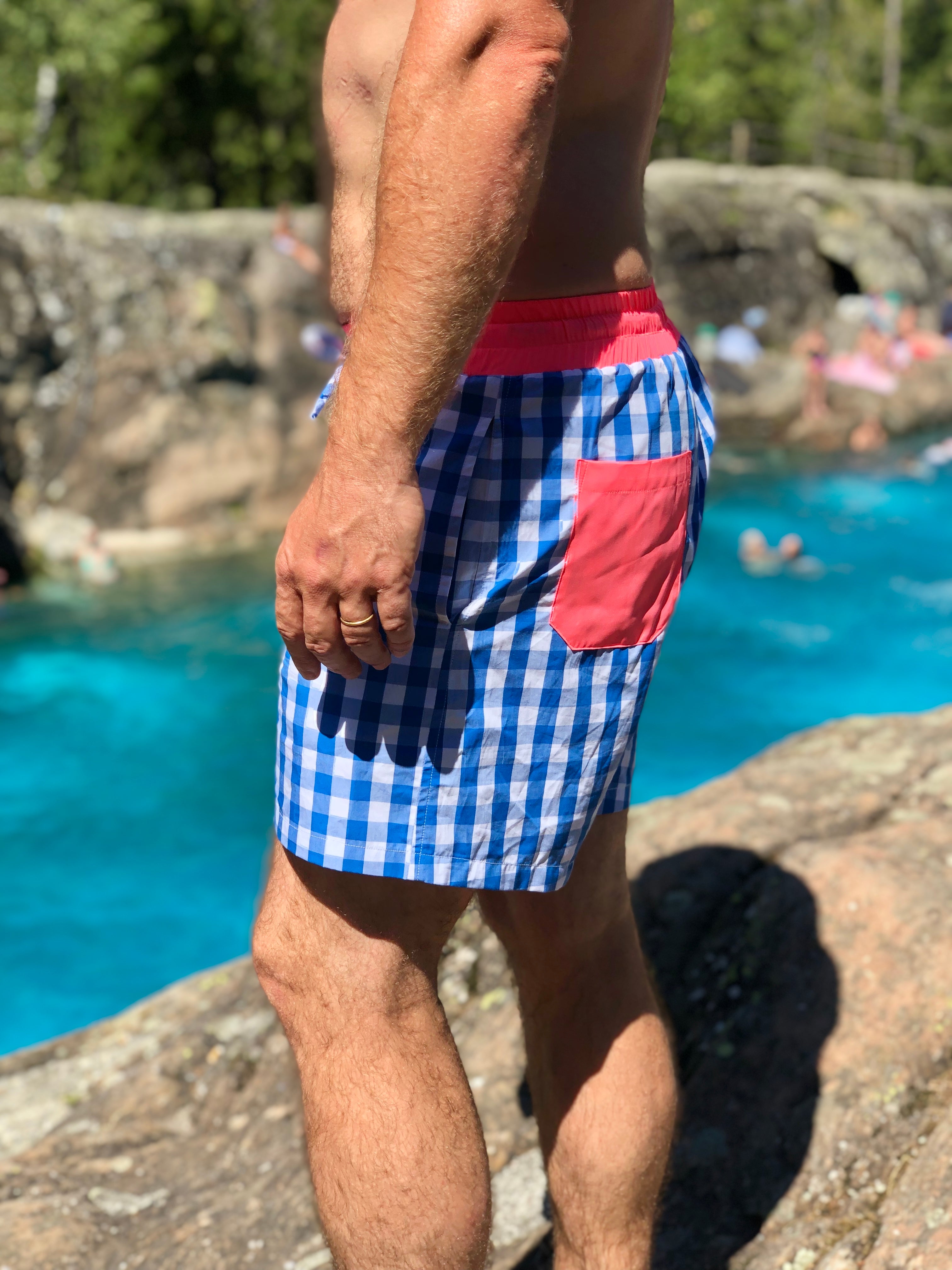 Le short de bain homme Tim vichy bleu roi et rose fluo