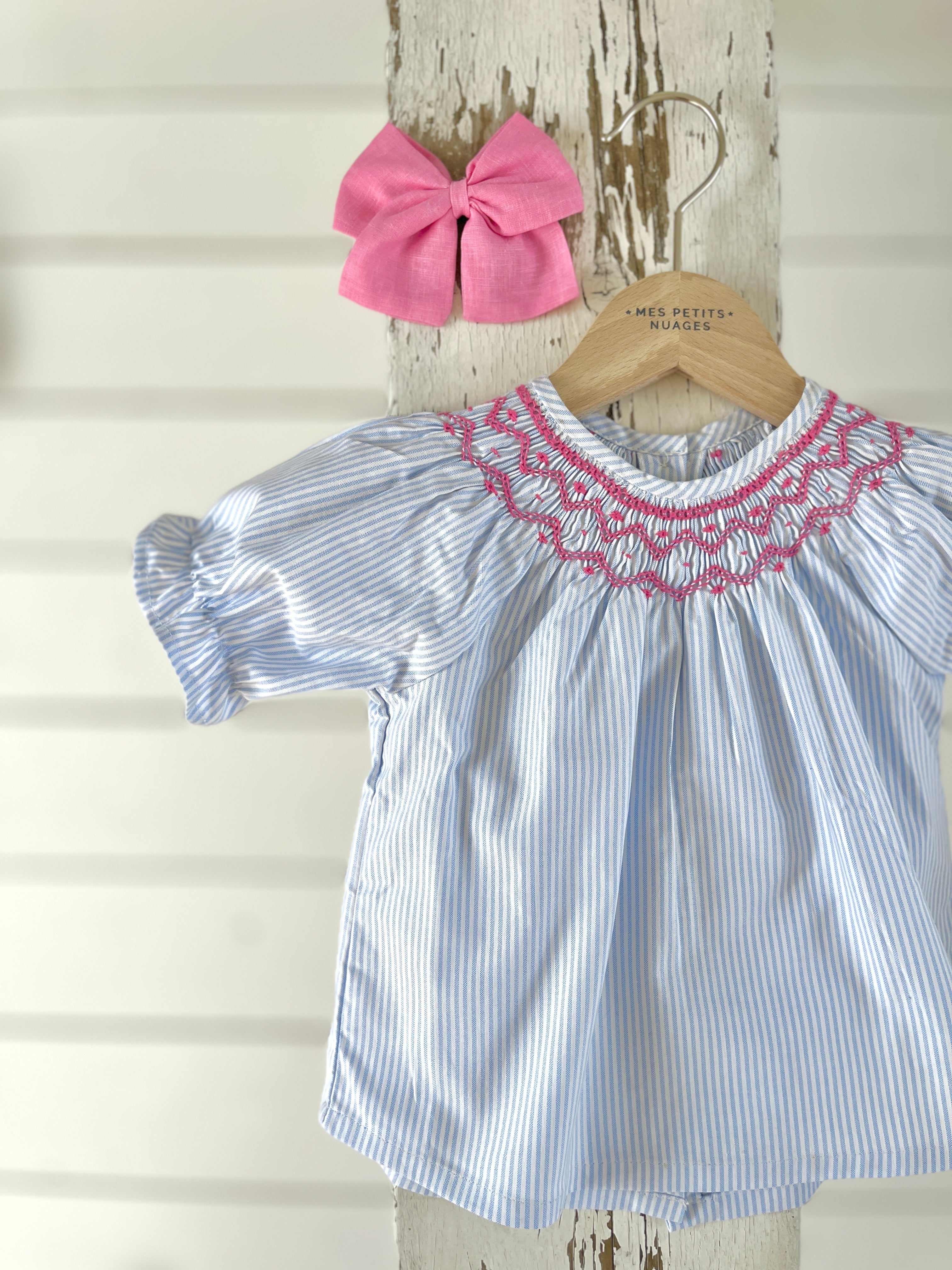 La blouse rayée ciel à l'encolure smockée Victoire