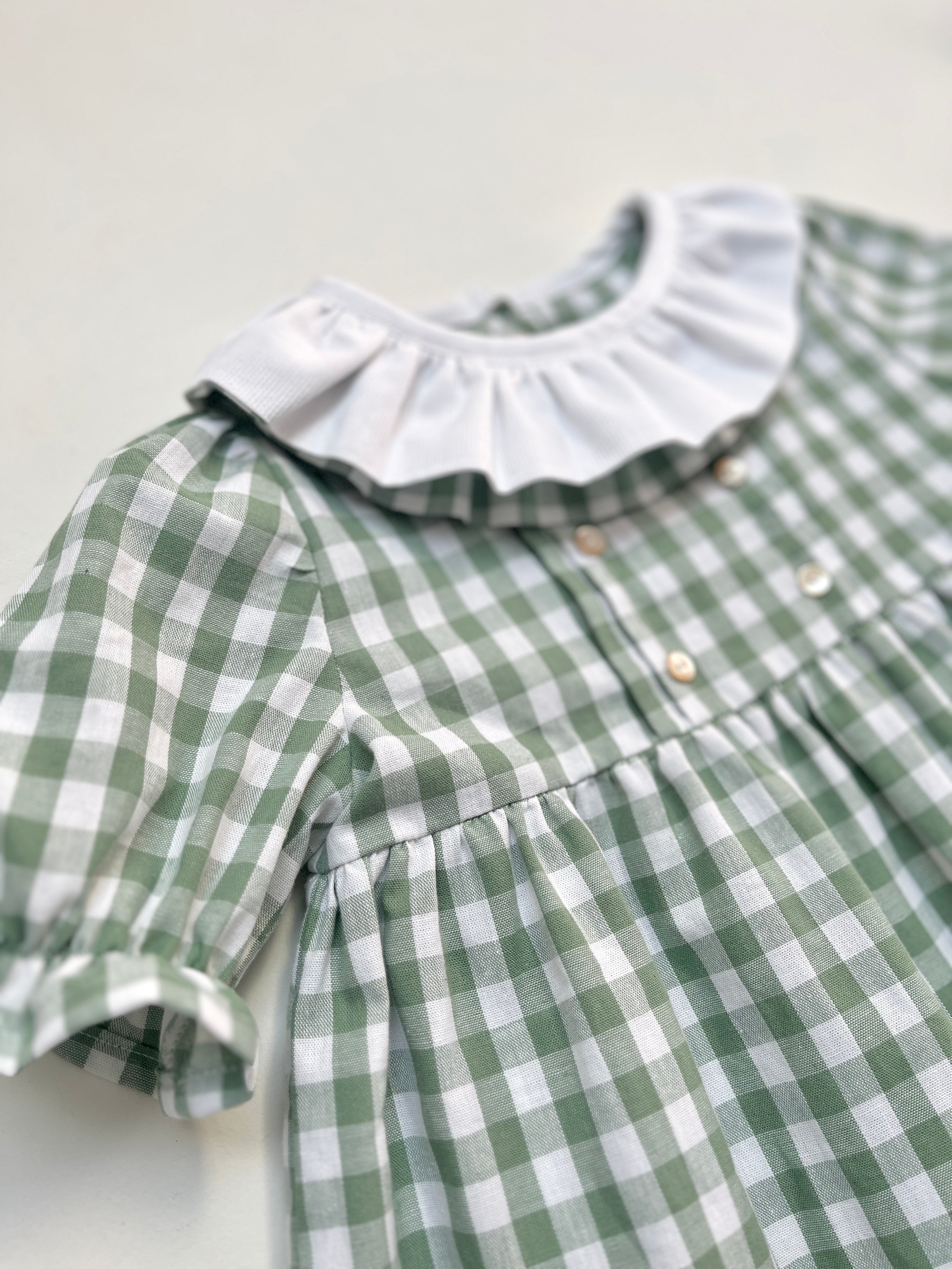 La robe Suzanne en vichy vert à double col volanté