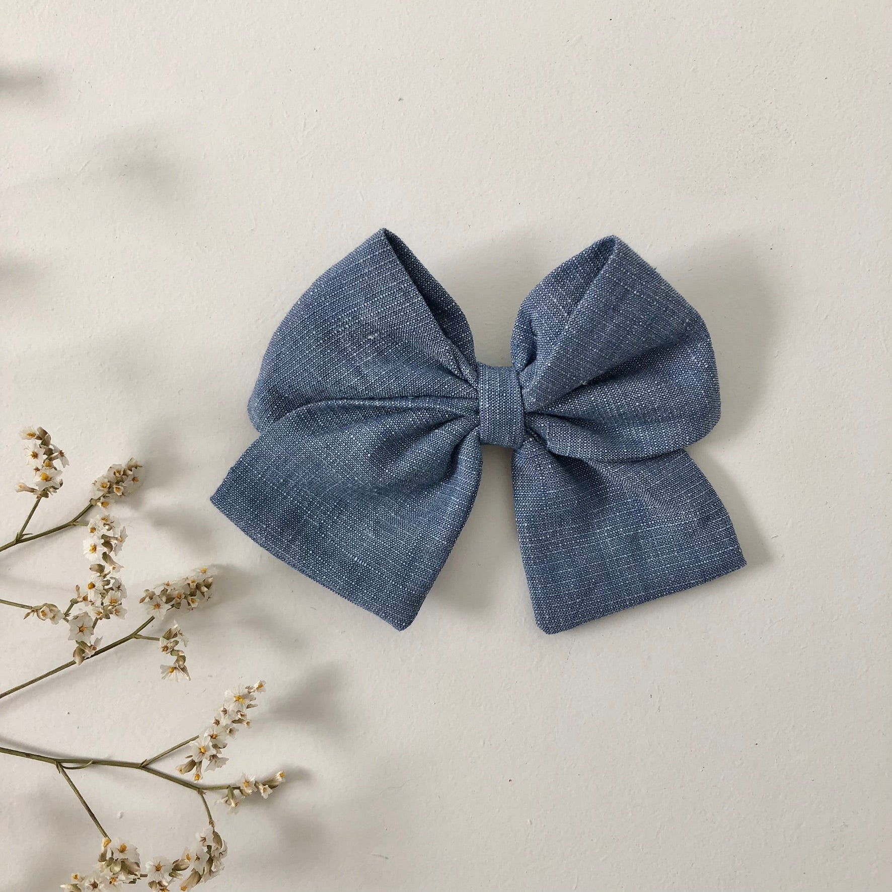 La barrette à gros noeud Brunette unie chambray bleu denim