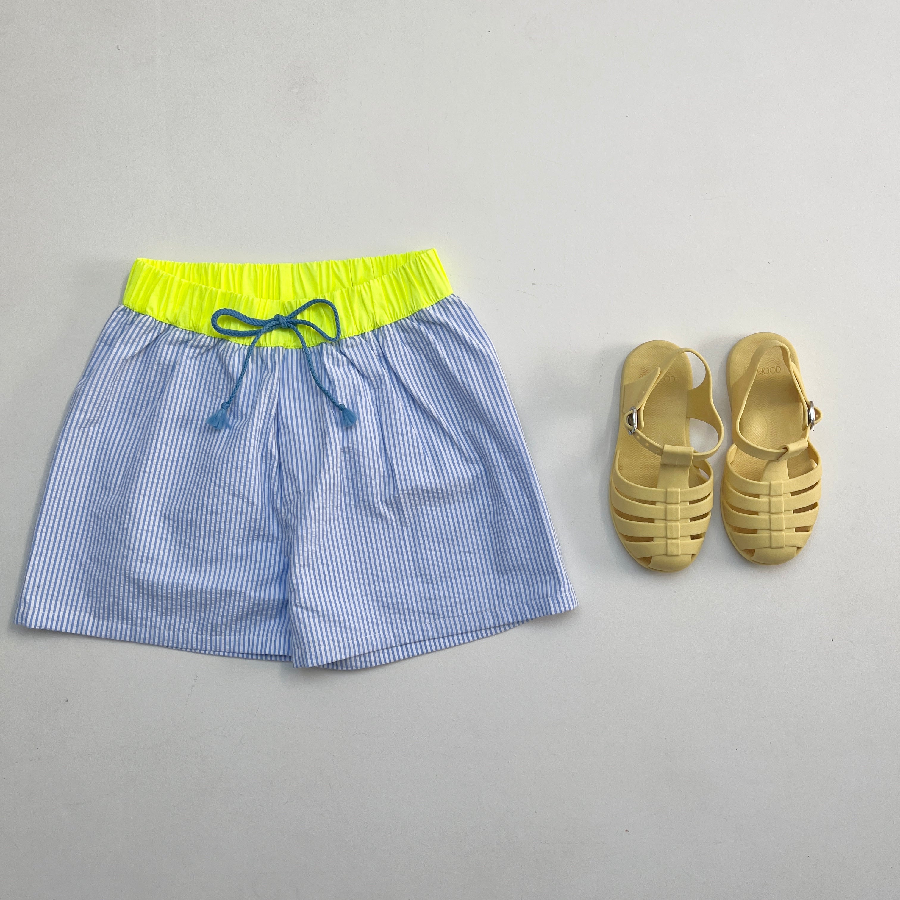 Le short de bain Gustave rayé bleu et jaune fluo