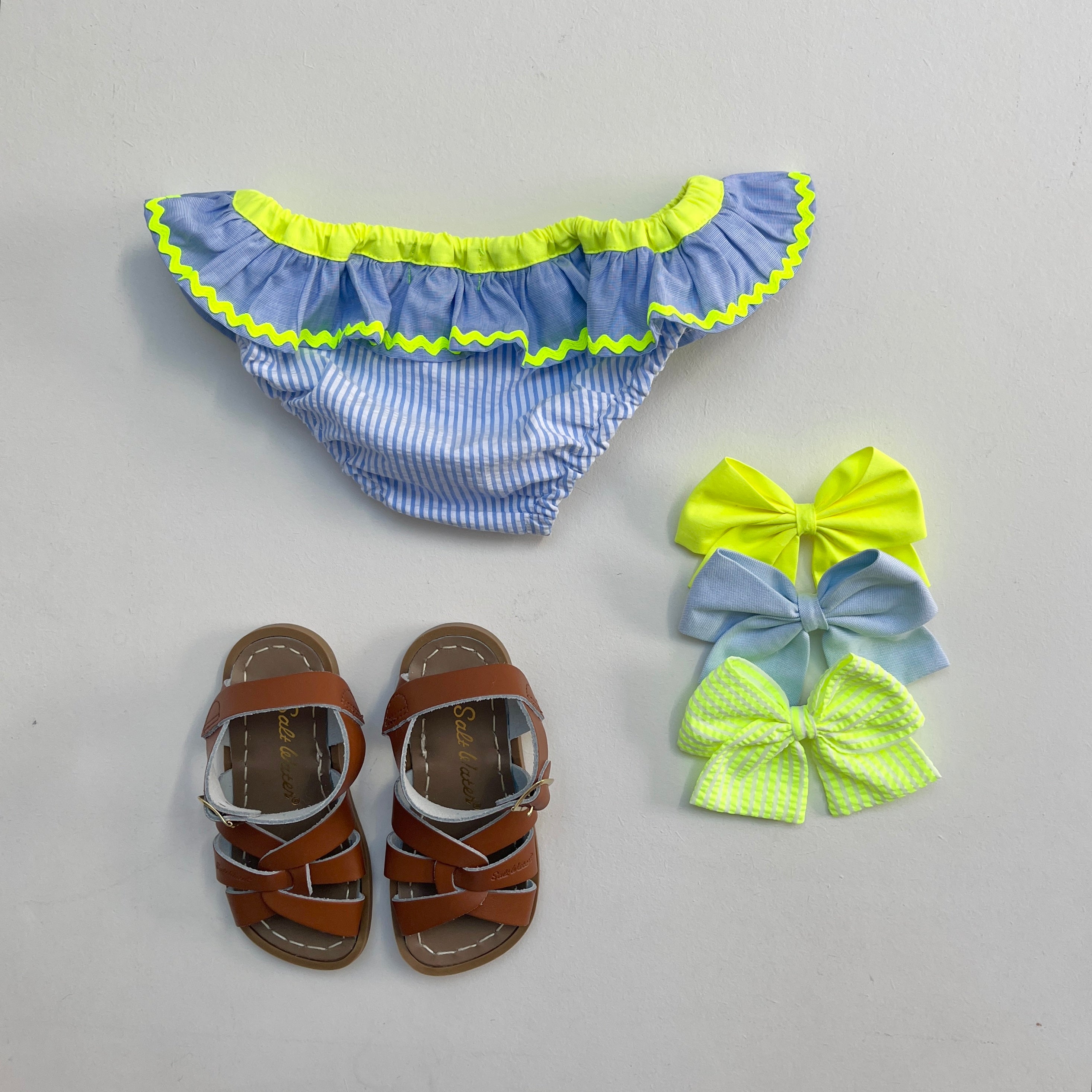 La culotte de bain Célestine à volant bleu et croquet jaune fluo