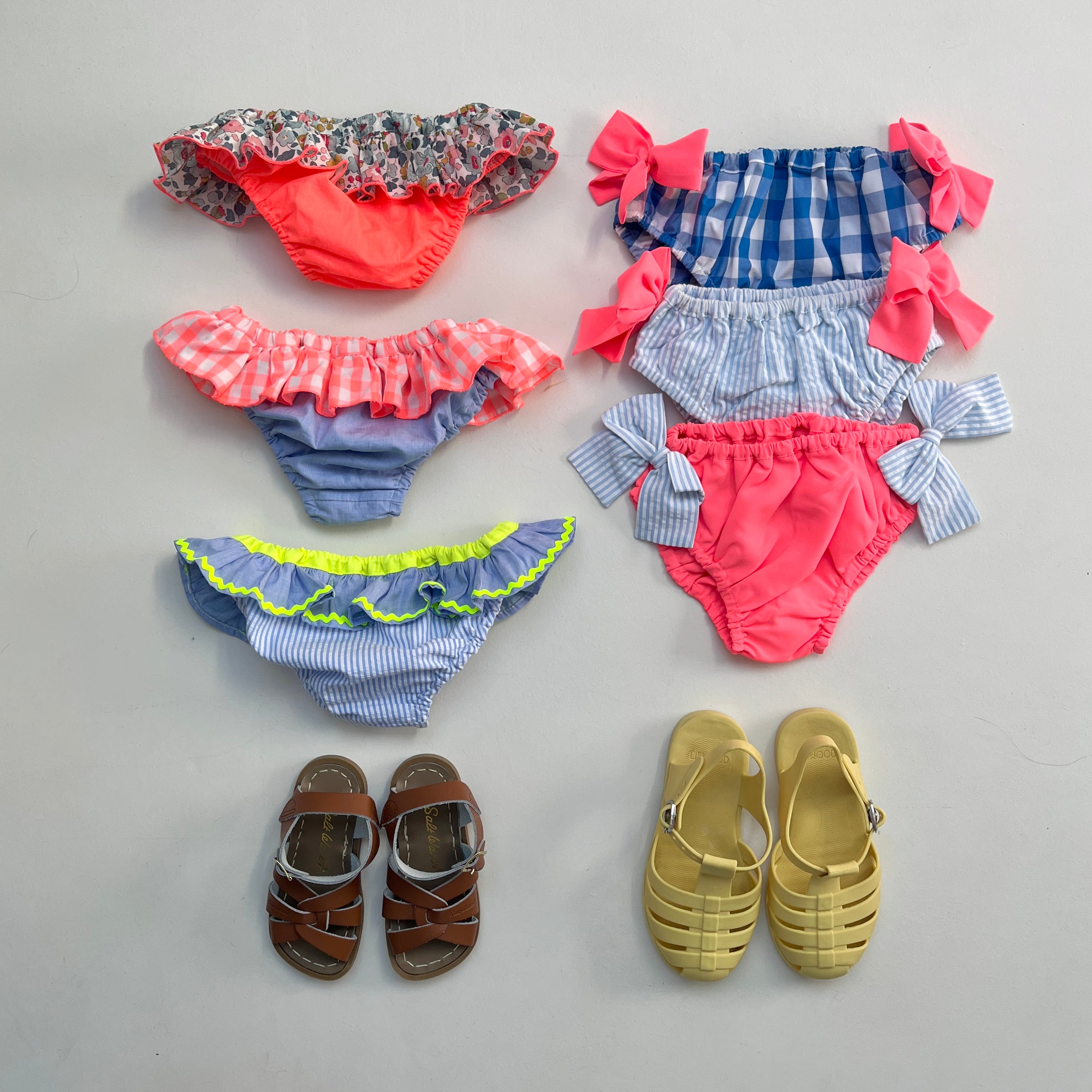 La culotte de bain Célestine à volant bleu et vichy rose fluo