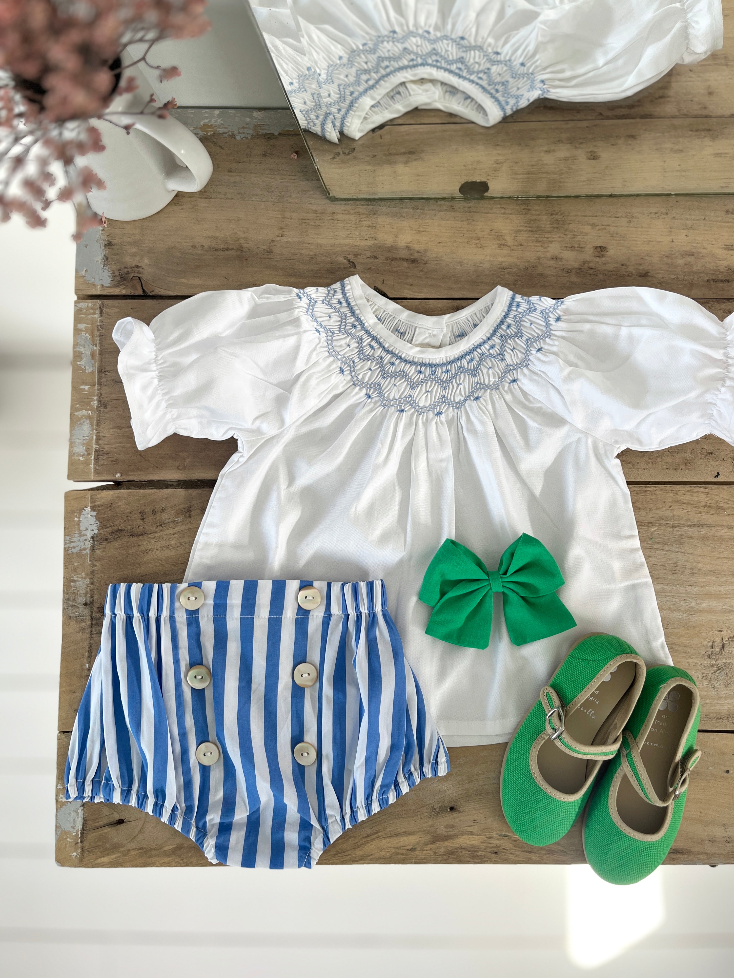 La blouse blanche à l'encolure smockée Victoire