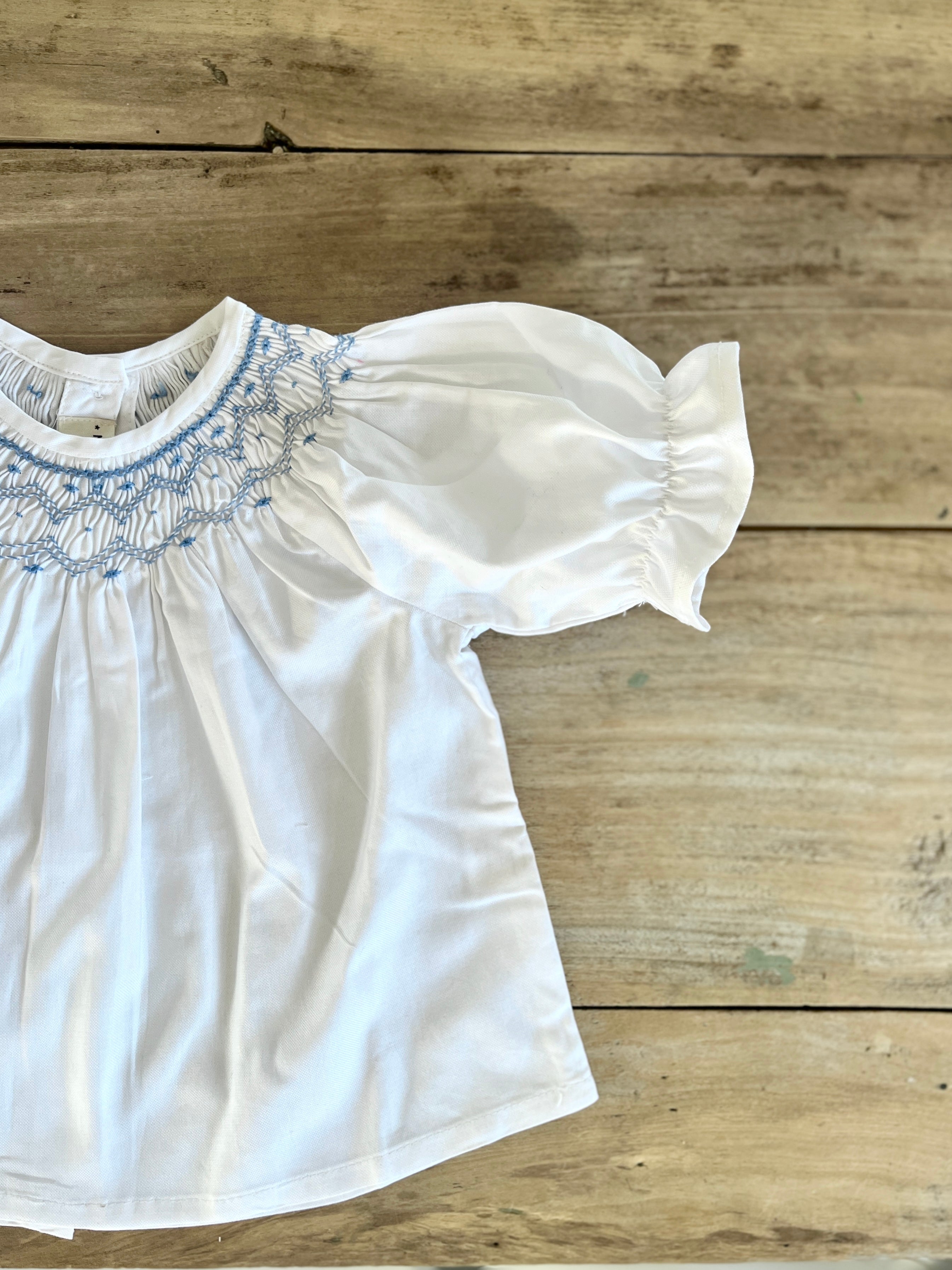 La blouse blanche à l'encolure smockée Victoire