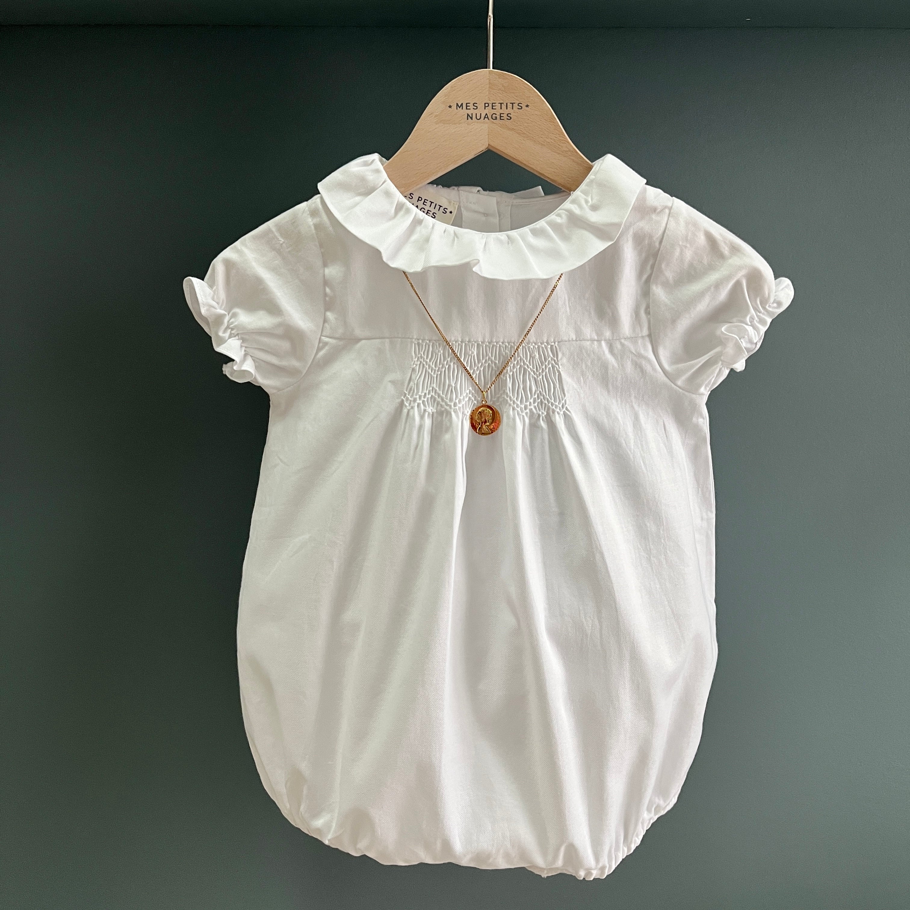 La barboteuse blanche à smocks Madeleine