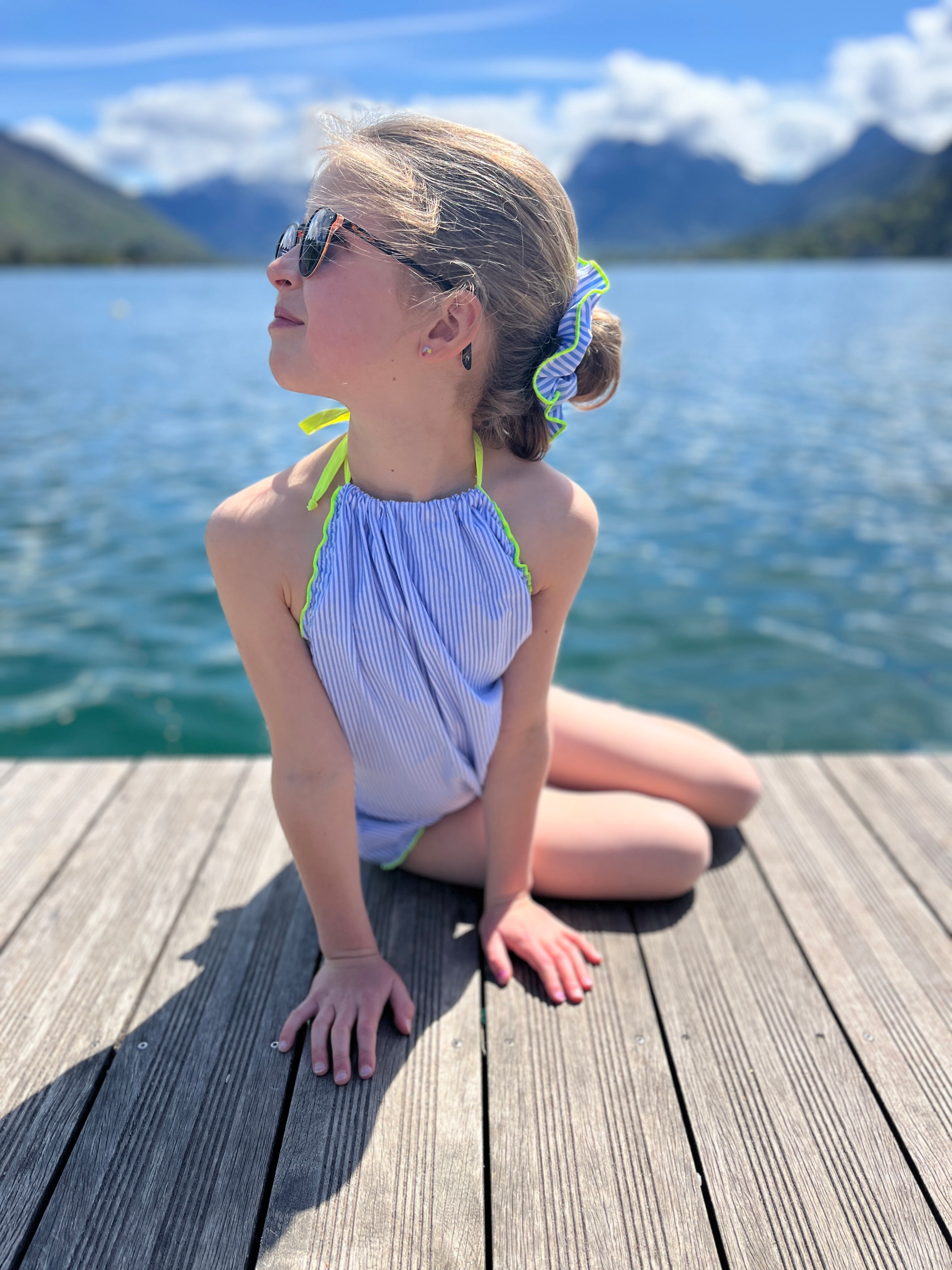 Le maillot une pièce Suzon rayé bleu et jaune fluo
