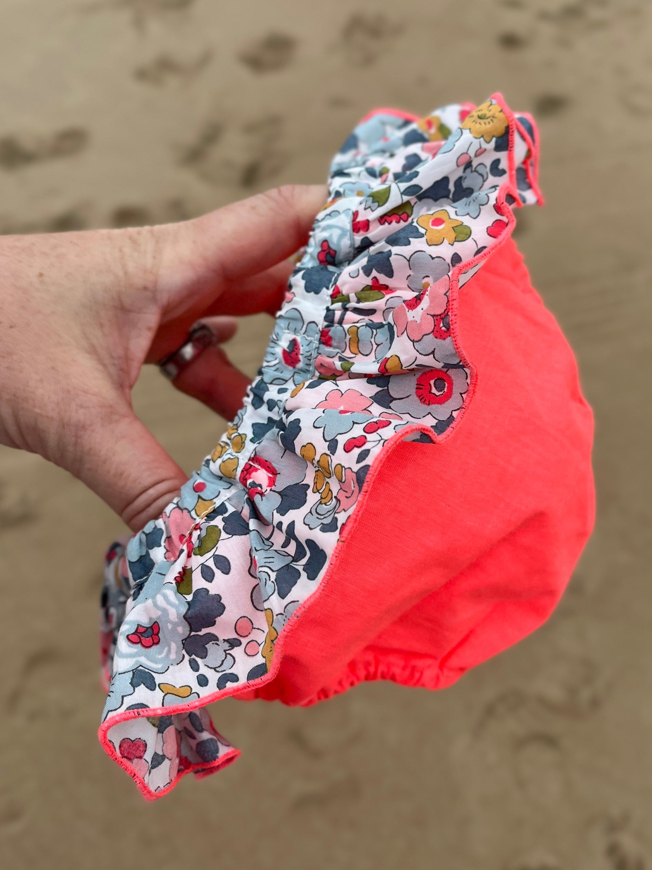 La culotte de bain Célestine à volant rose fluo et Liberty