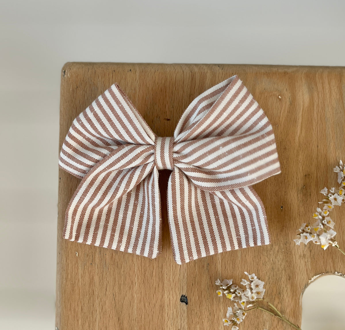 La barrette à gros noeud Brunette rayée caramel (fines rayures)