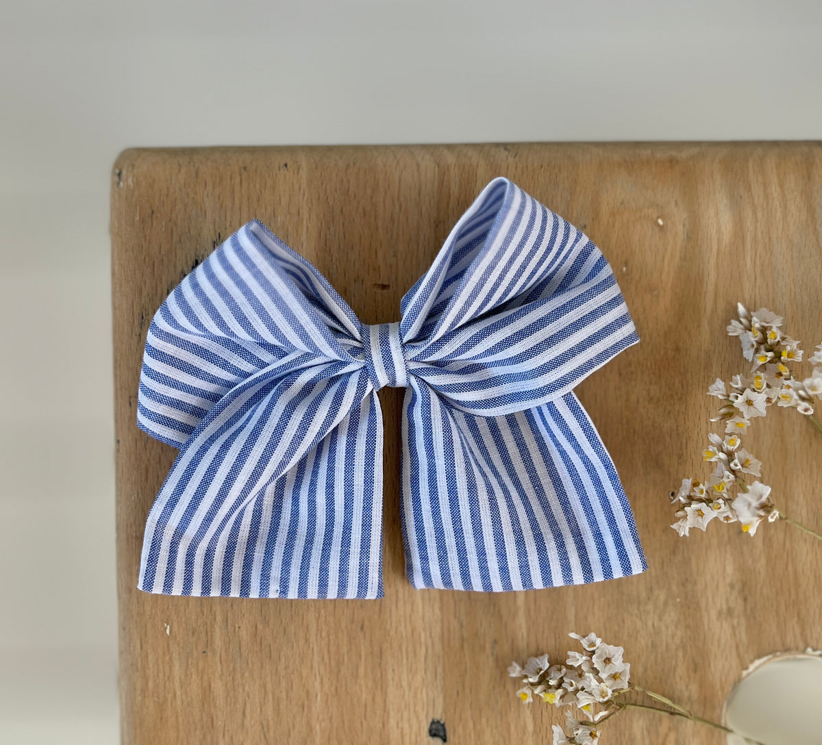 La barrette à gros noeud Brunette rayée bleu denim