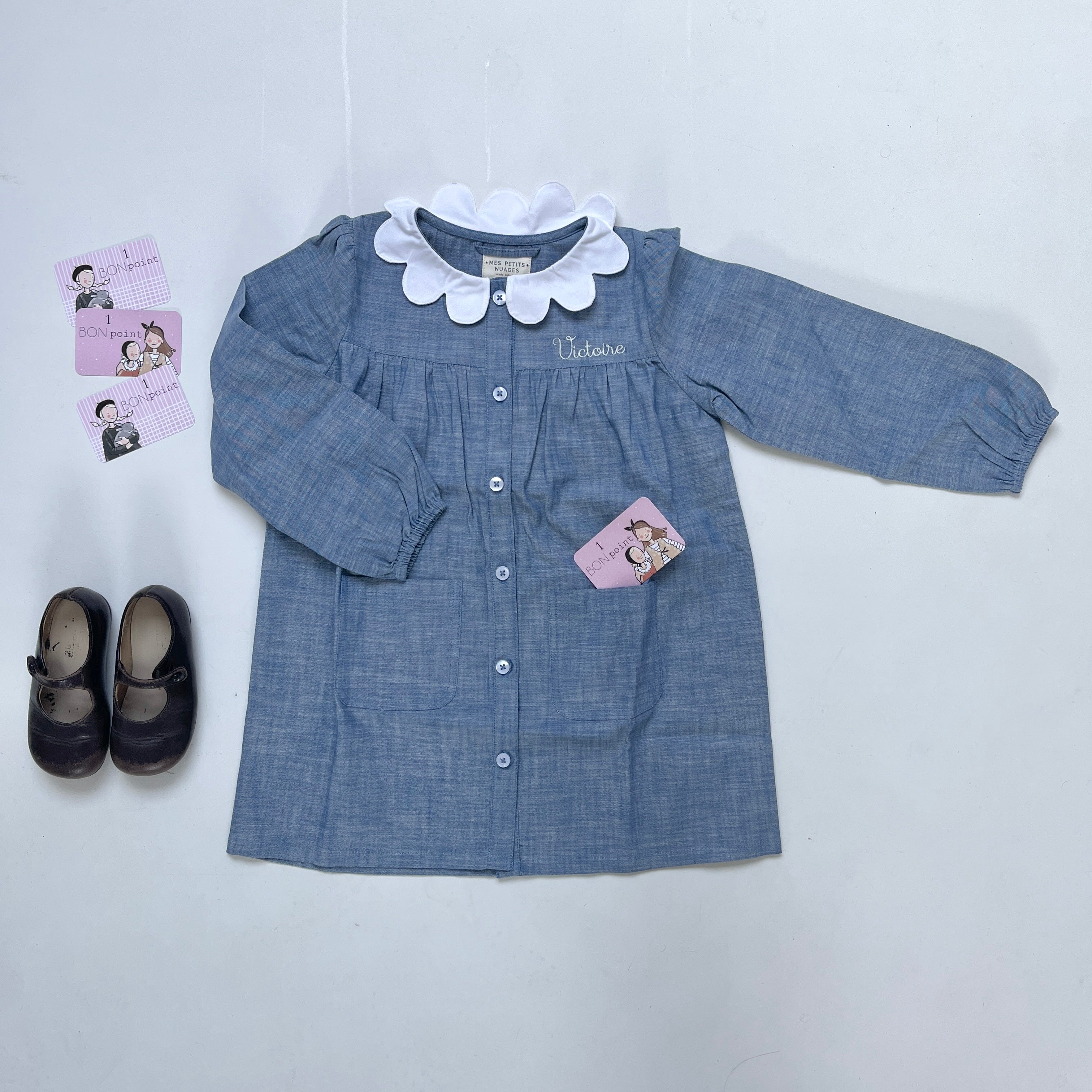 Joséphine, le tablier pour fille bleu denim à boutons