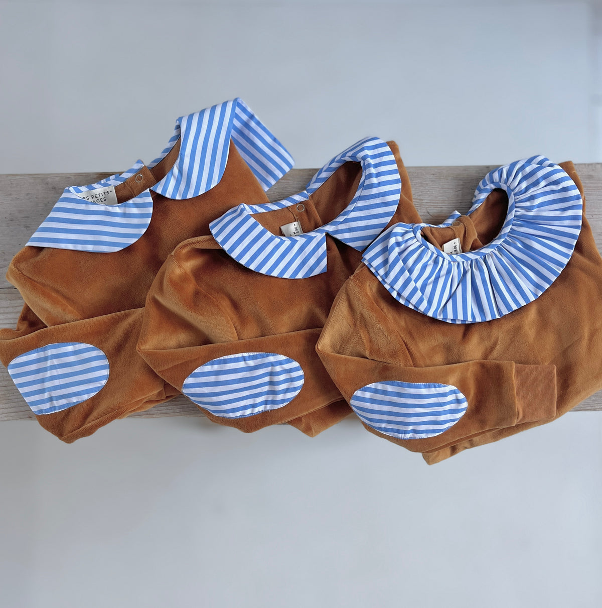 Le sweat à col Louison camel à col pointu rayé bleu
