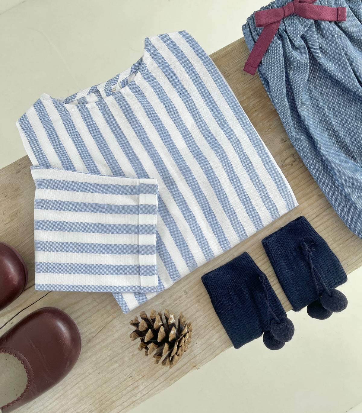 La blouse sans col Barnabé à larges rayures bleues