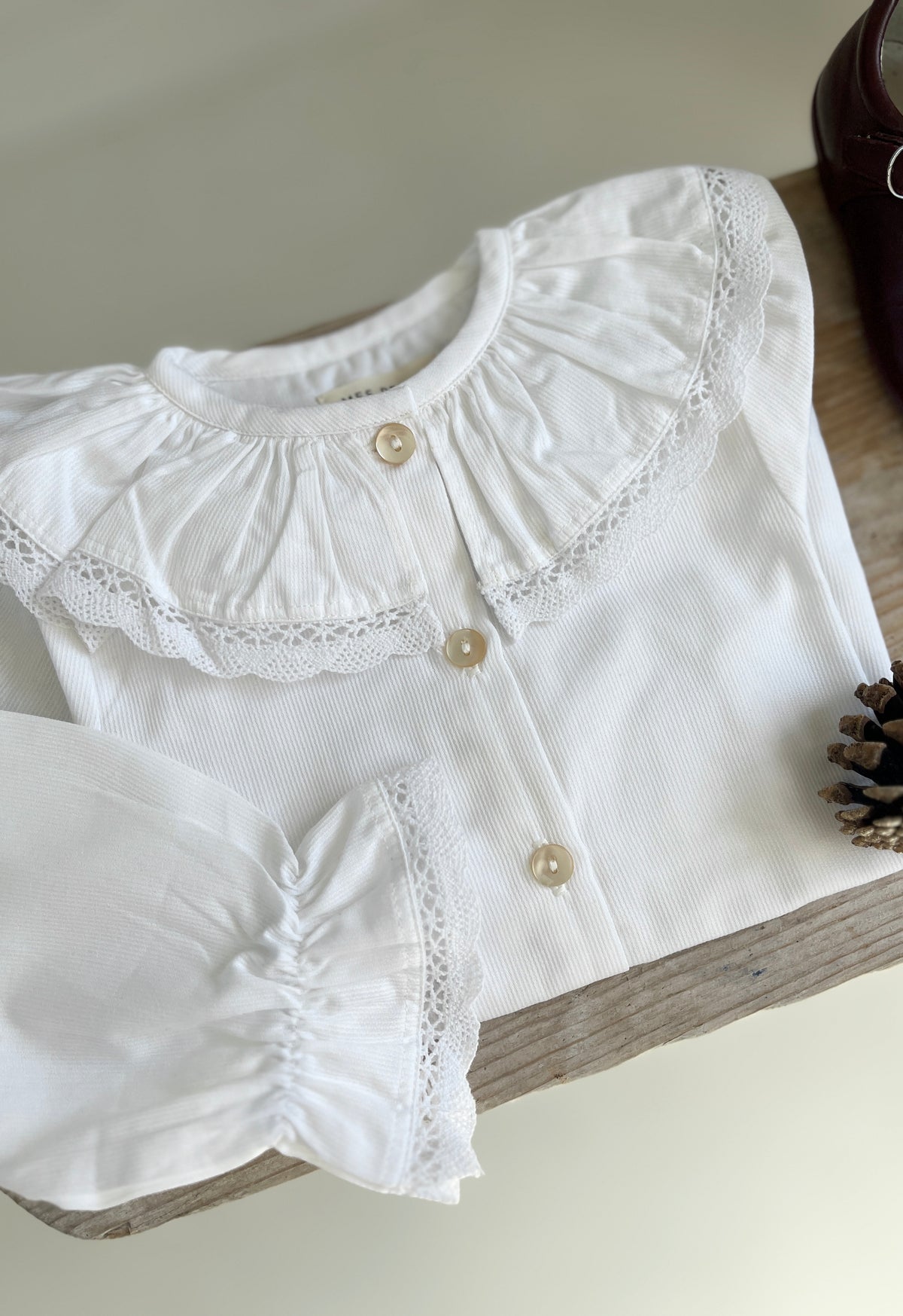 La blouse à grand col volanté brodé blanc Margaux