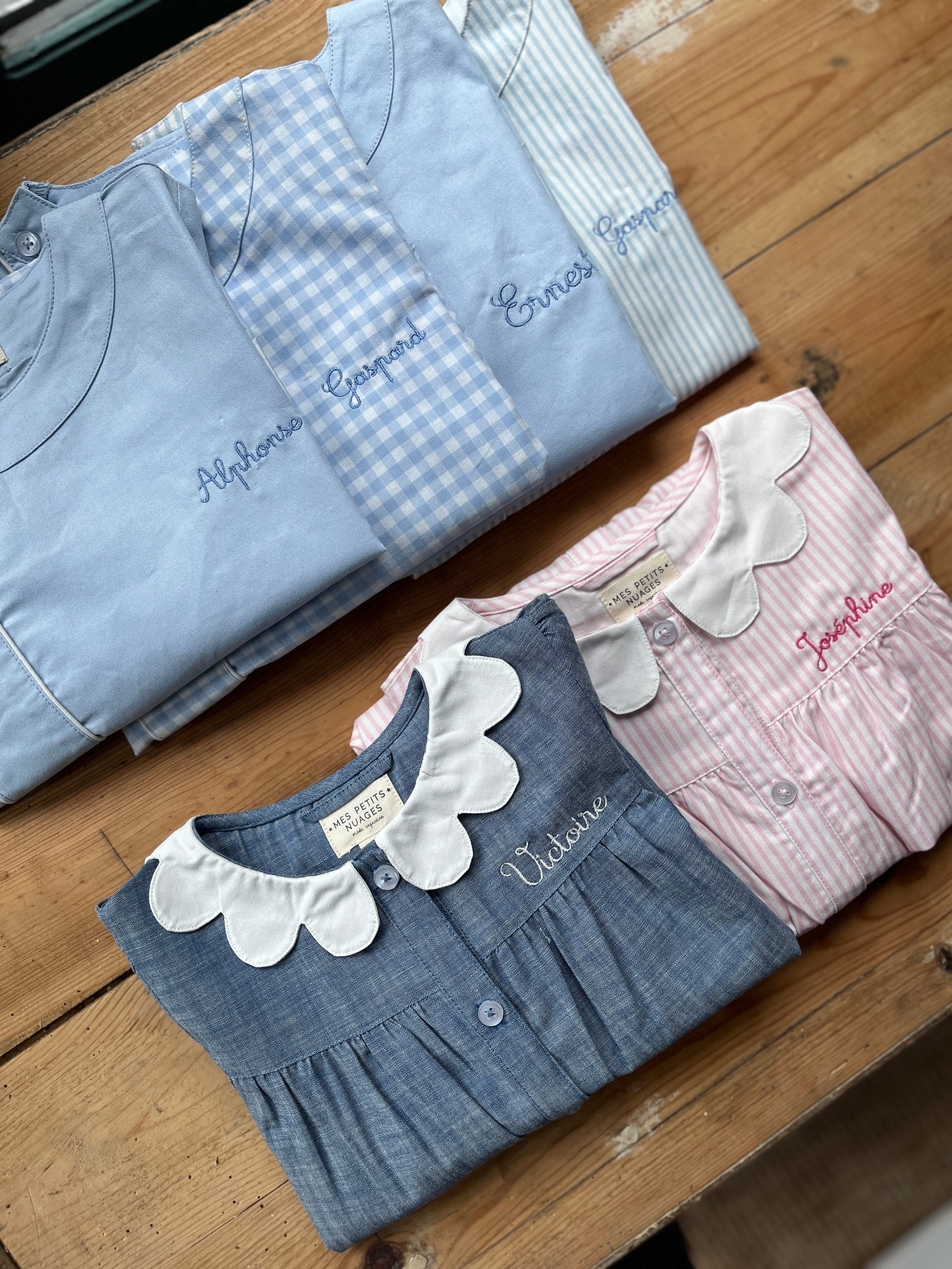 Joséphine, le tablier pour fille rayé rose à boutons
