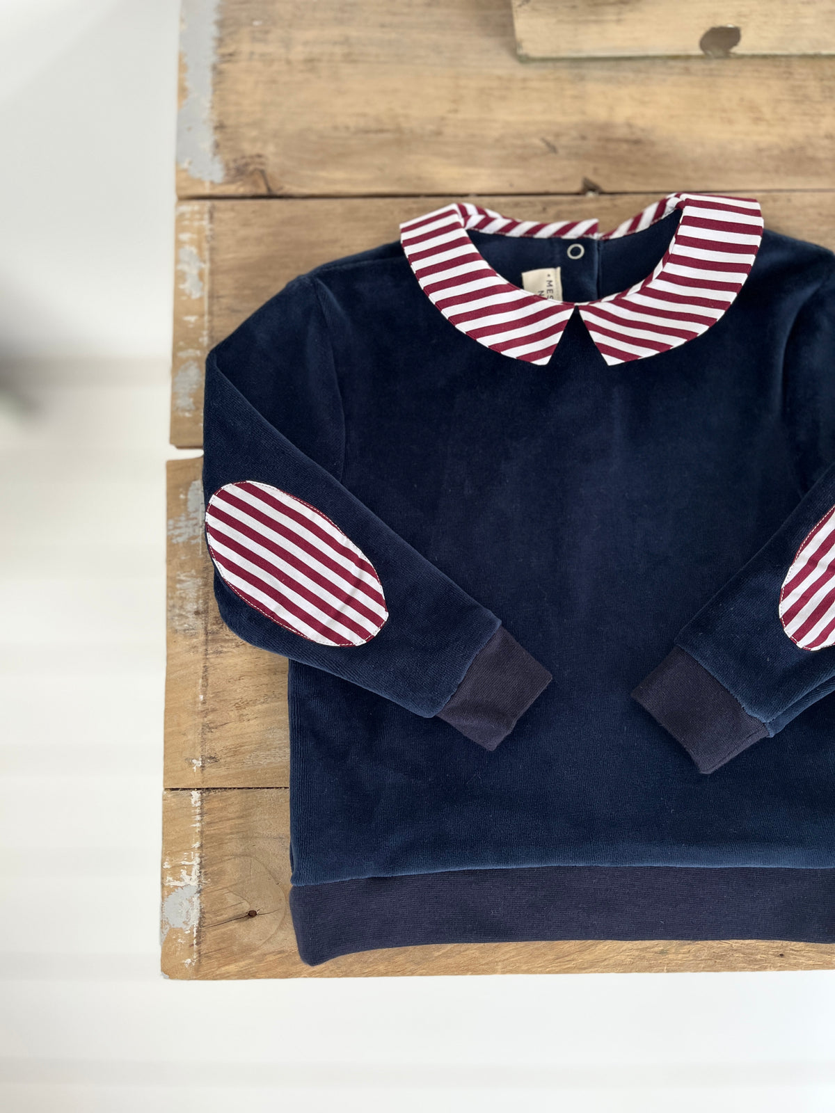 Le sweat à col Louison marine à col pointu rayé bordeaux