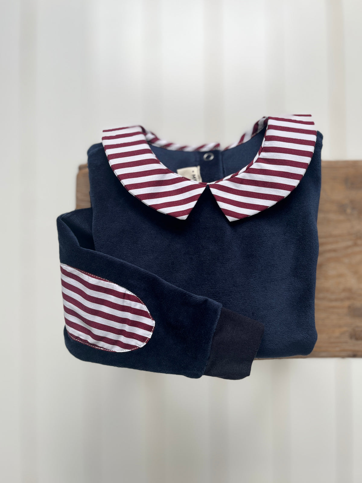 Le sweat à col Louison marine à col pointu rayé bordeaux
