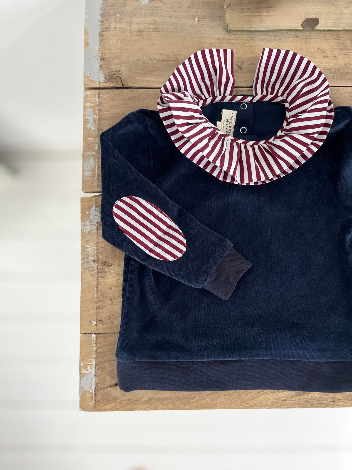 Le sweat à col Louison marine à double col volanté rayé bordeaux