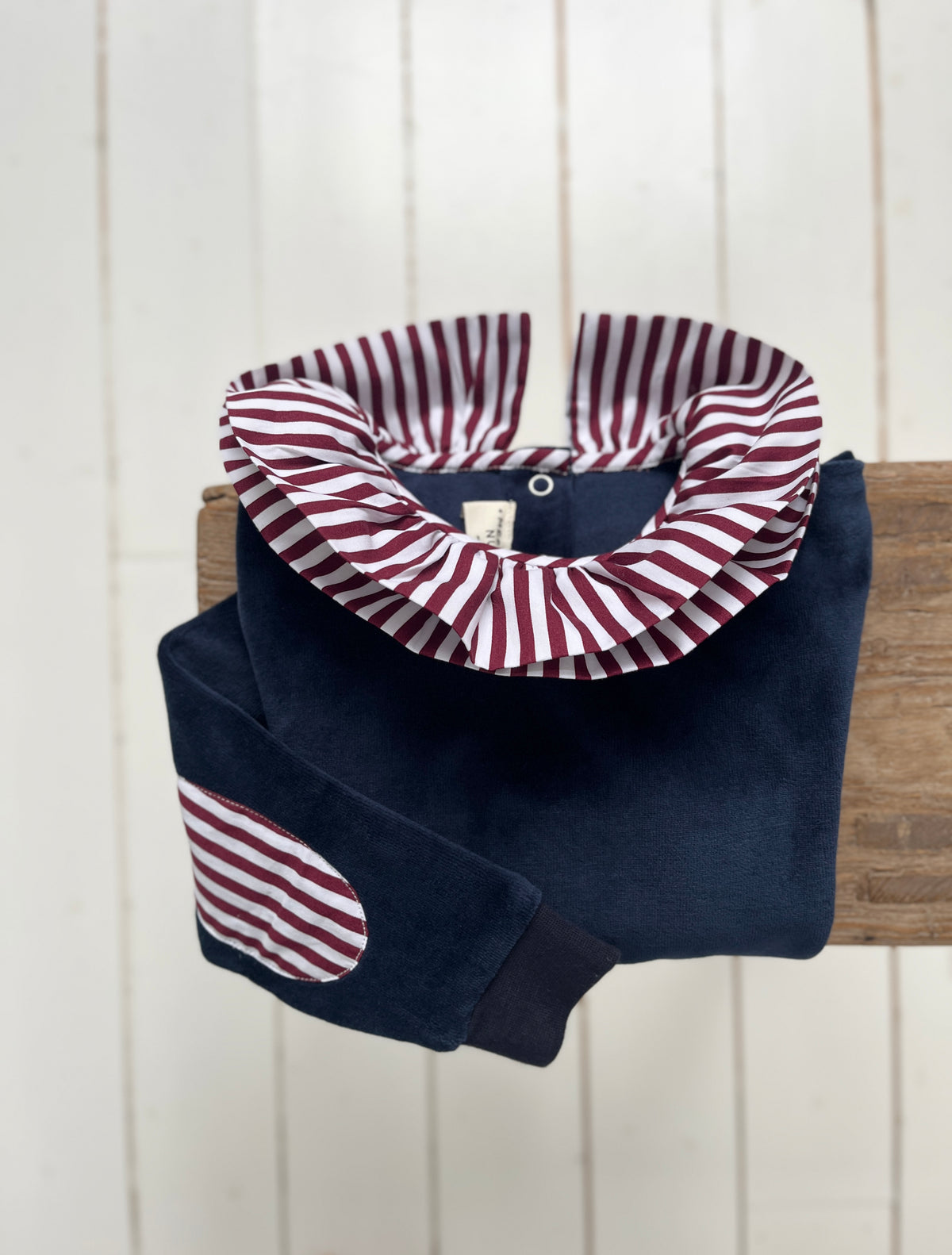 Le sweat à col Louison marine à double col volanté rayé bordeaux