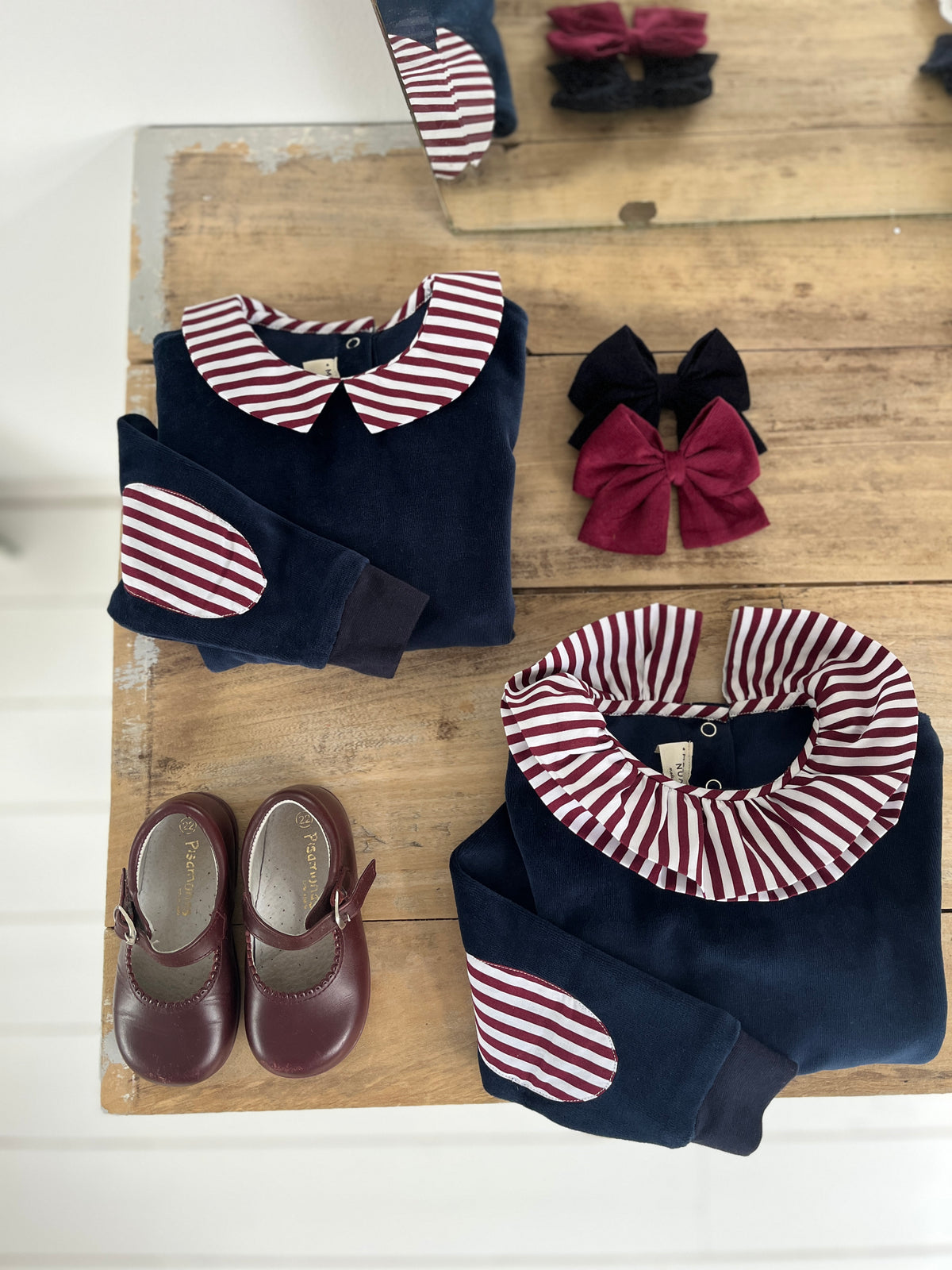 Le sweat à col Louison marine à double col volanté rayé bordeaux