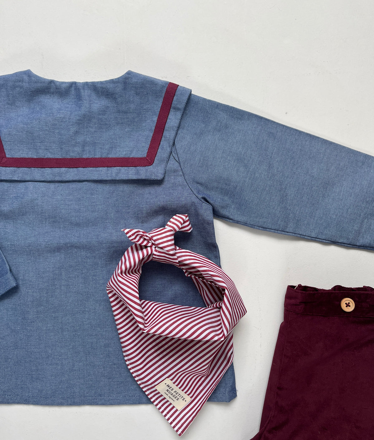La blouse à col carré Hector denim et bordeaux
