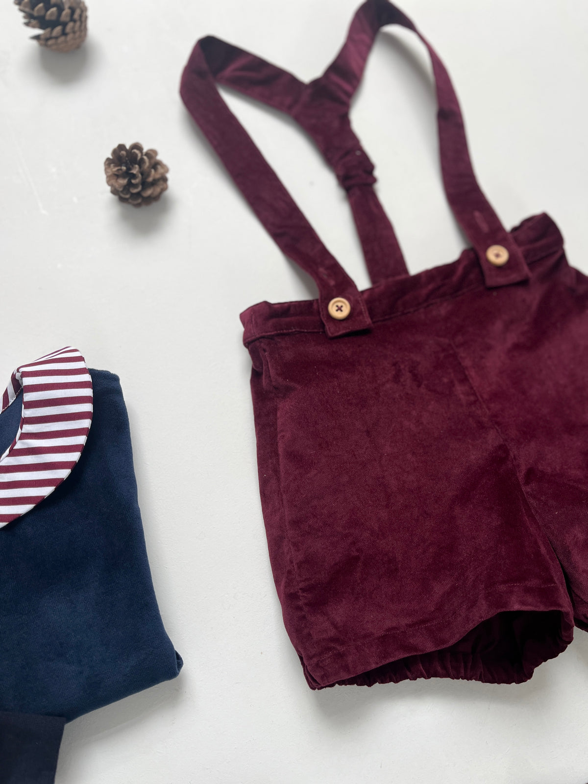Joseph, le short à bretelles en velours lisse bordeaux