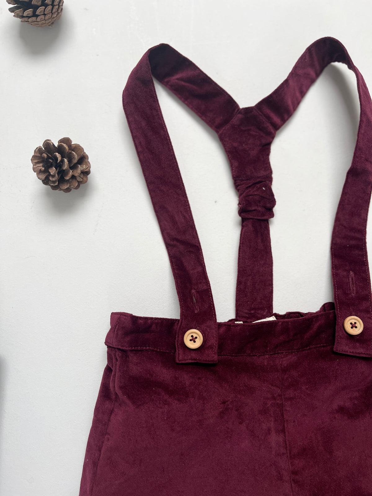 Joseph, le short à bretelles en velours lisse bordeaux