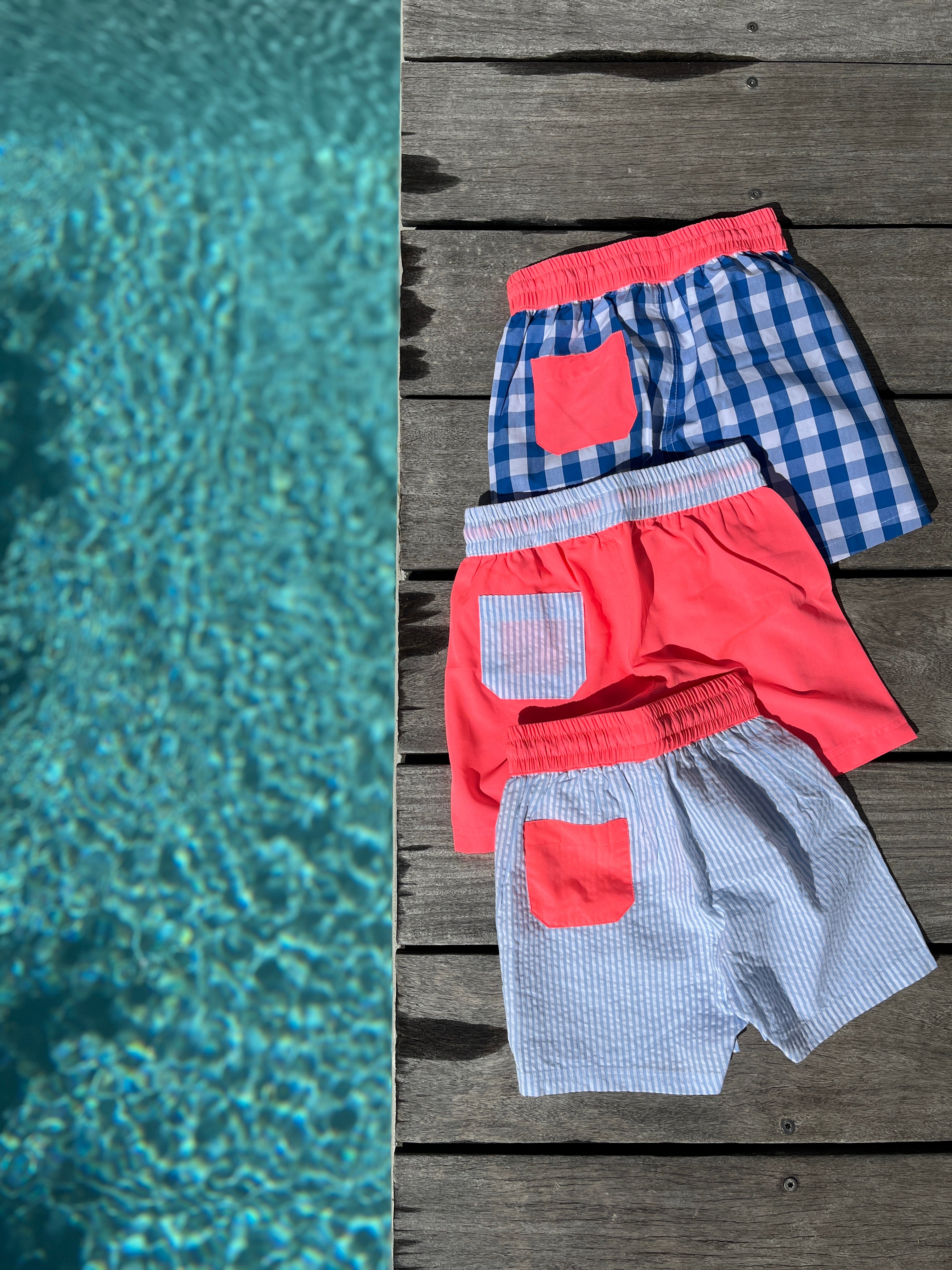 Le short de bain Gustave rayé ciel et rose fluo