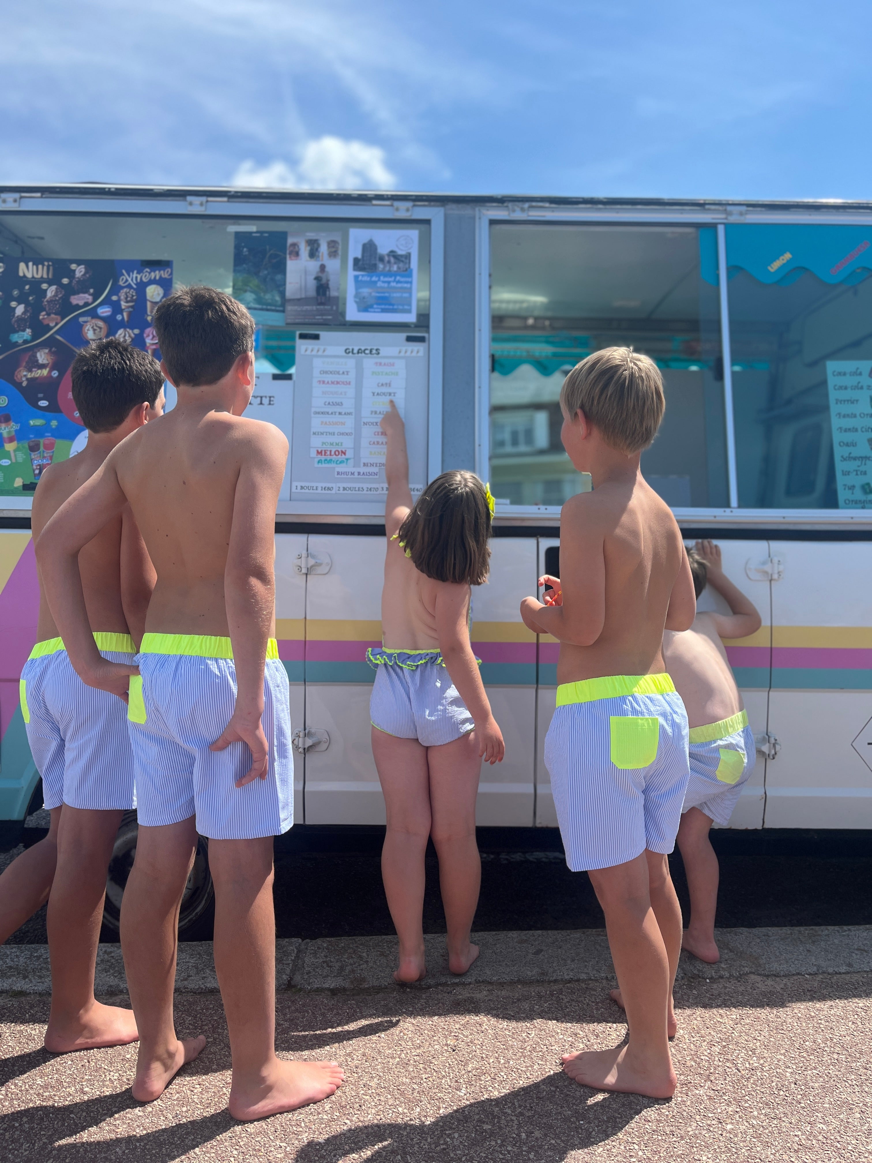 Le short de bain Gustave rayé bleu et jaune fluo