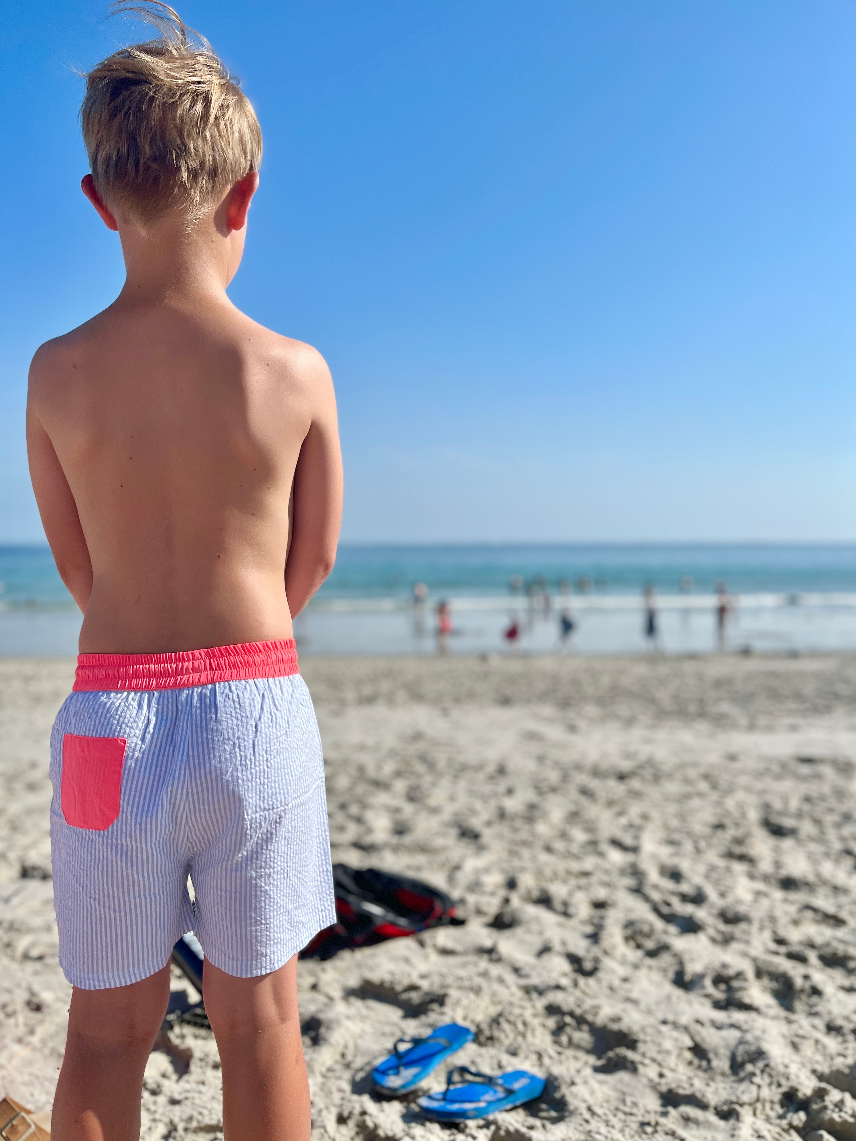 Le short de bain Gustave rayé ciel et rose fluo