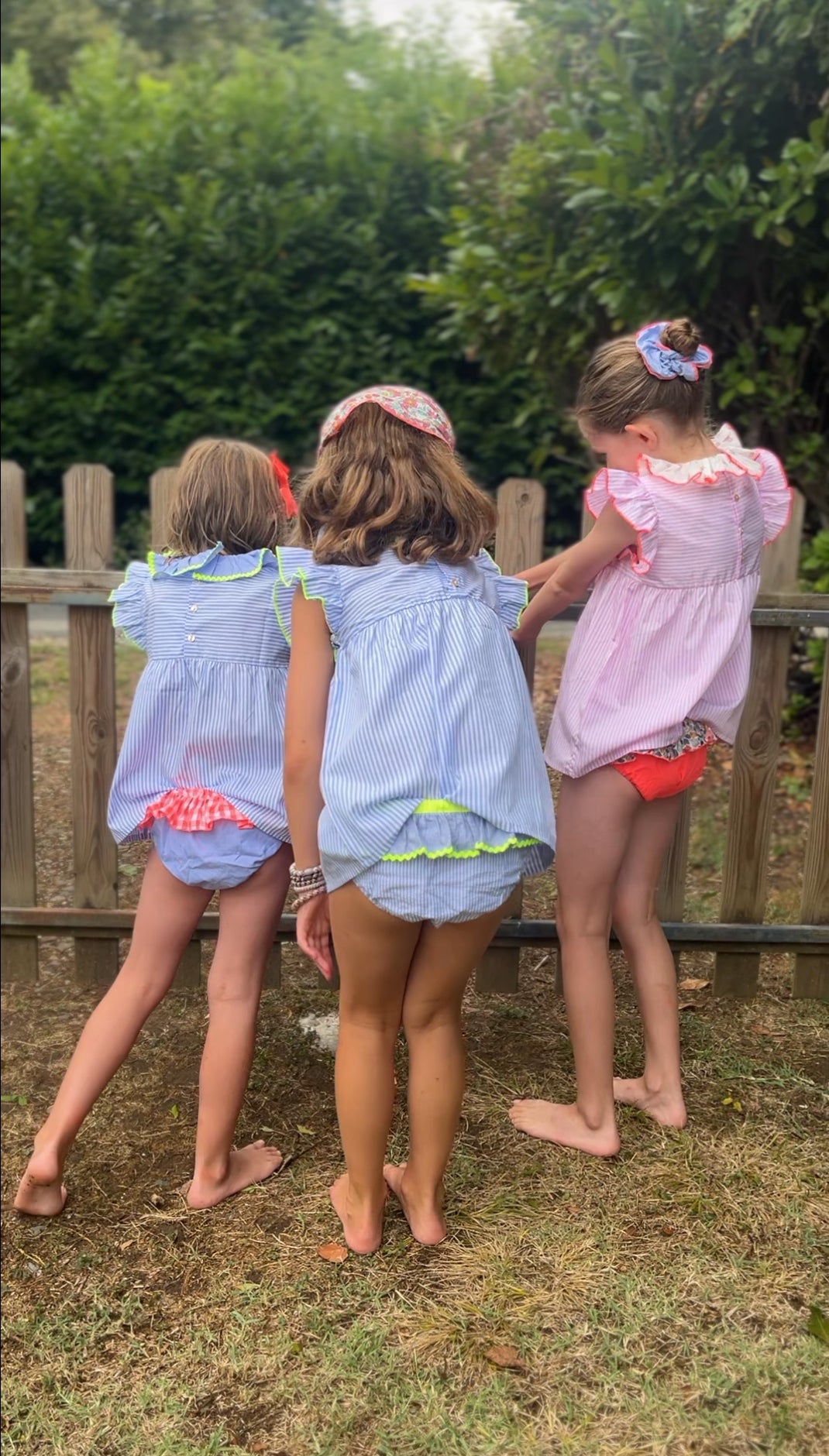 La culotte de bain Célestine à volant bleu et vichy rose fluo