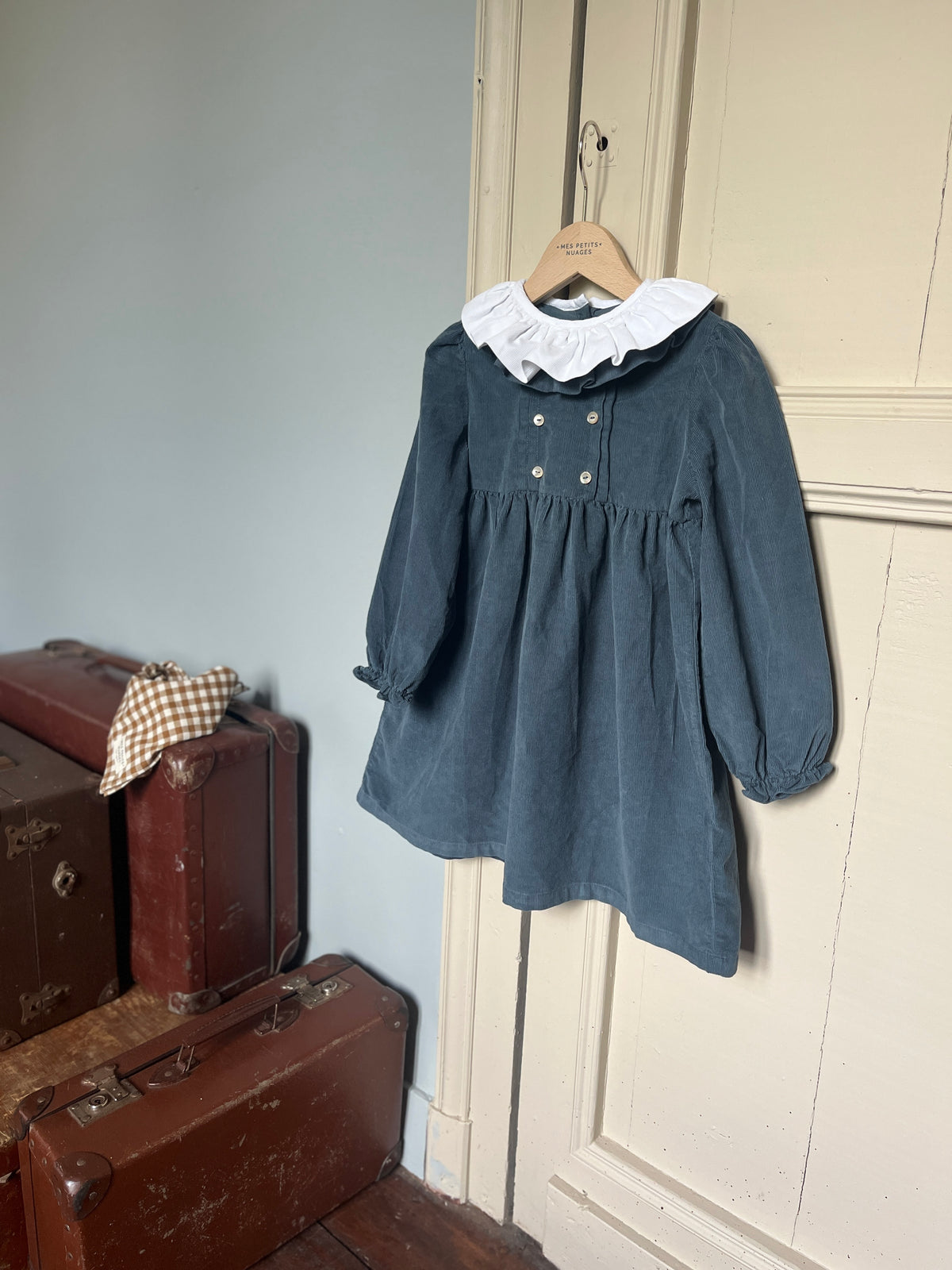 La robe Suzanne en velours bleu gris à double col volanté