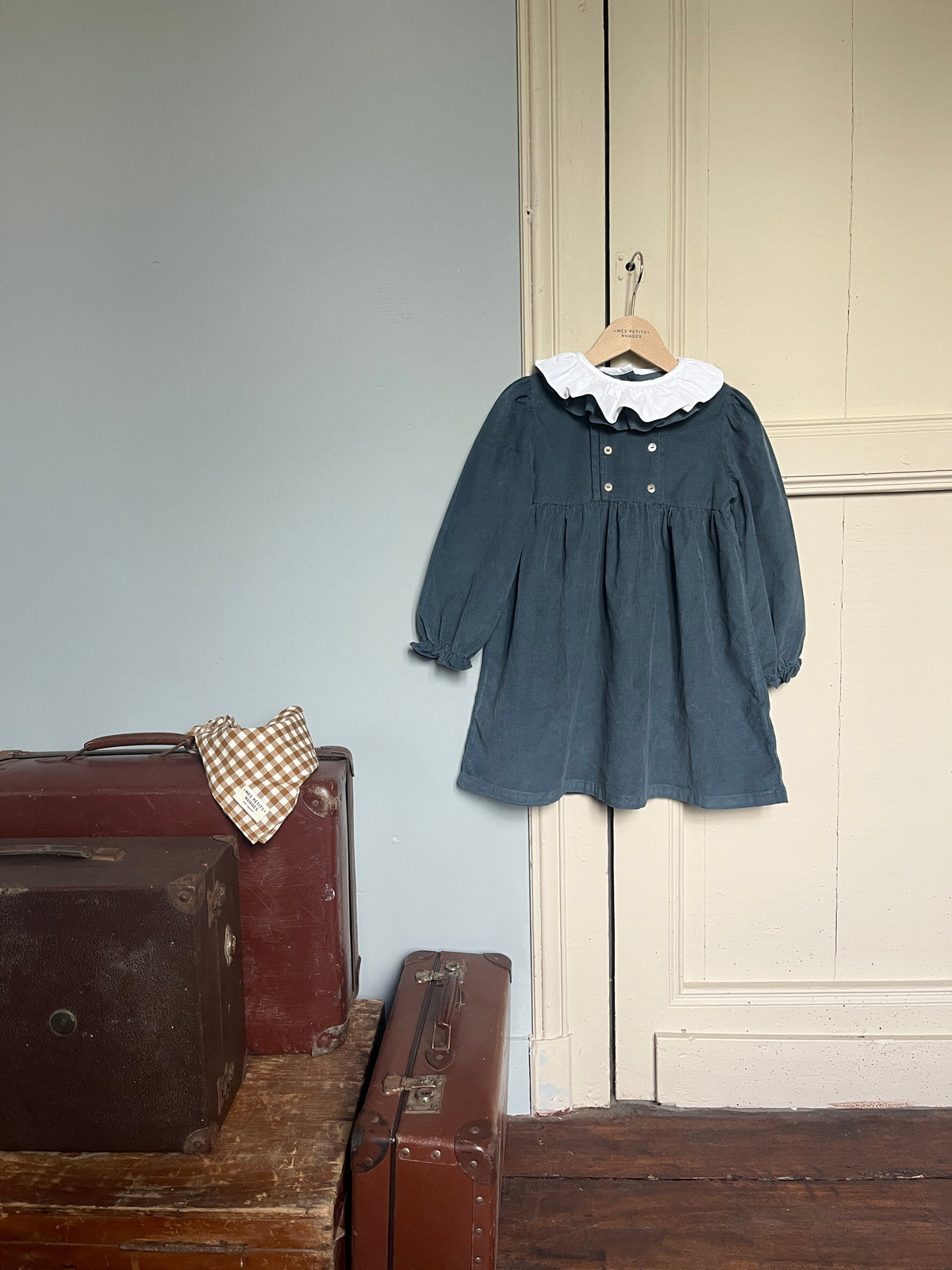 La robe Suzanne en velours bleu gris à double col volanté