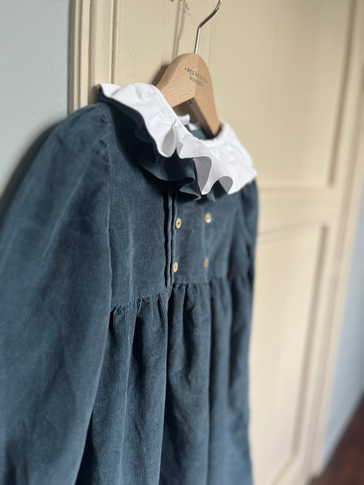 La robe Suzanne en velours bleu gris à double col volanté