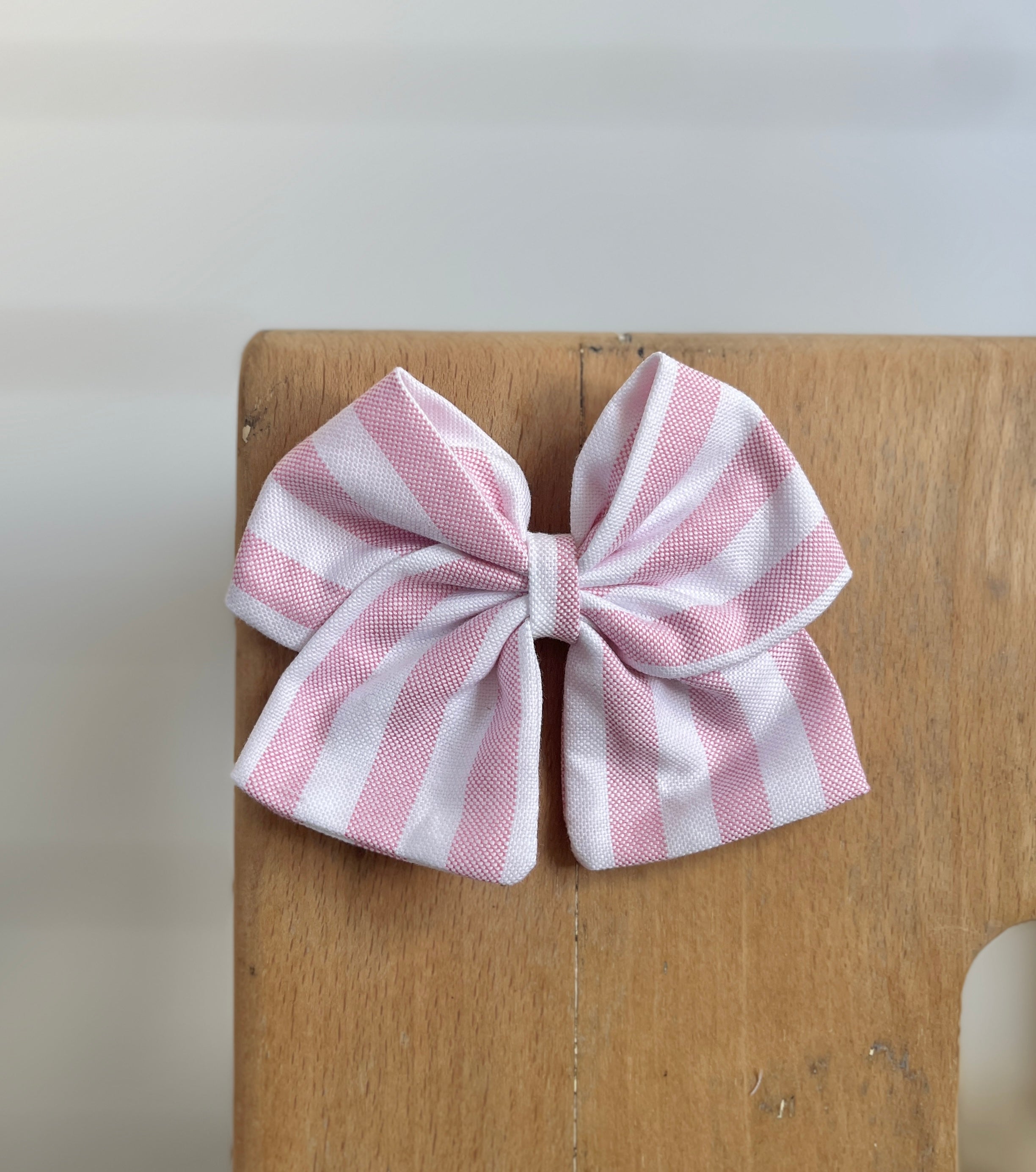La barrette à gros noeud Brunette rayée rose (larges rayures)