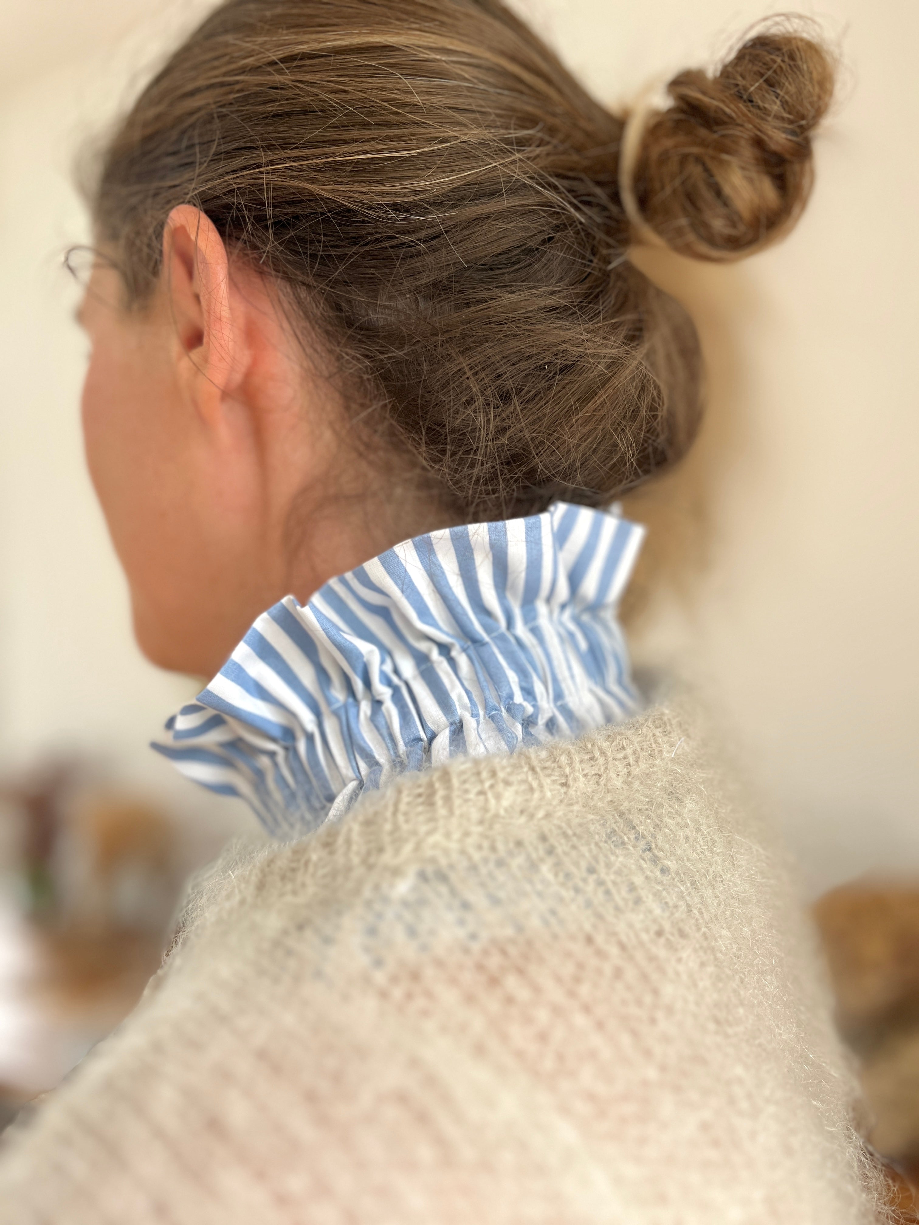 Hortense le col volanté à gros noeud pour les mum's blanc et rayures bleues