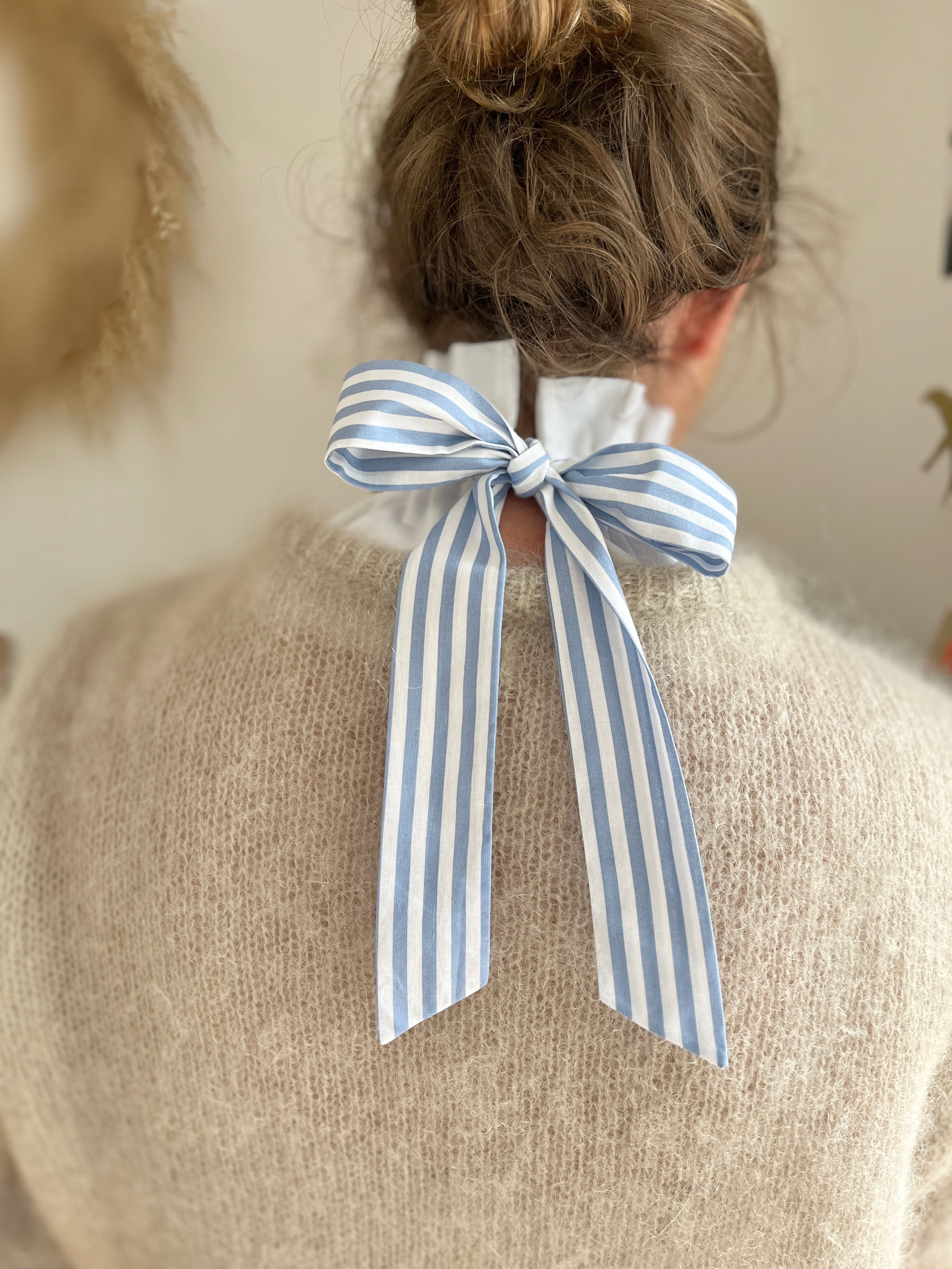 Hortense le col volanté à gros noeud pour les mum's blanc et rayures bleues