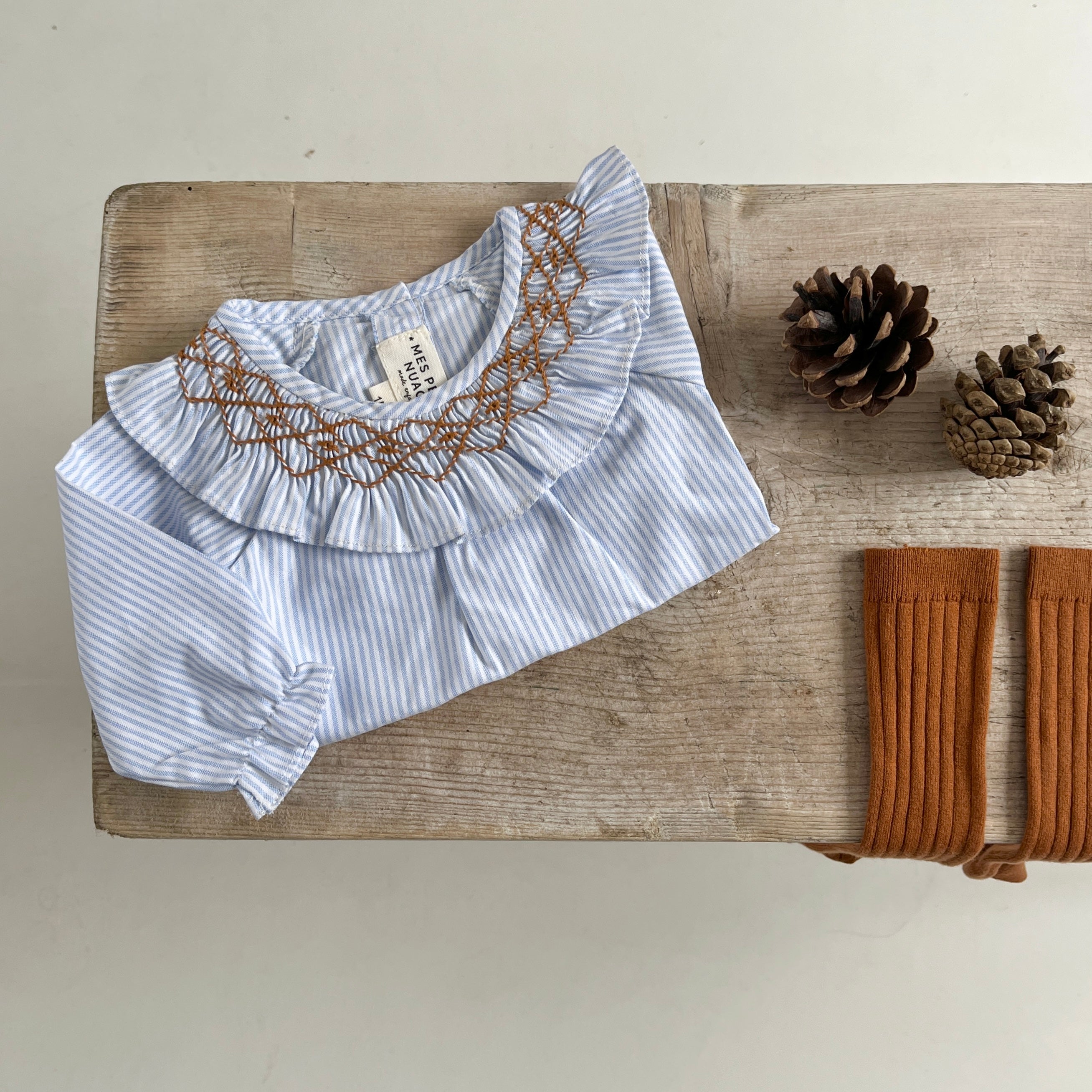 La blouse au col volanté smocké ocre Dauphine