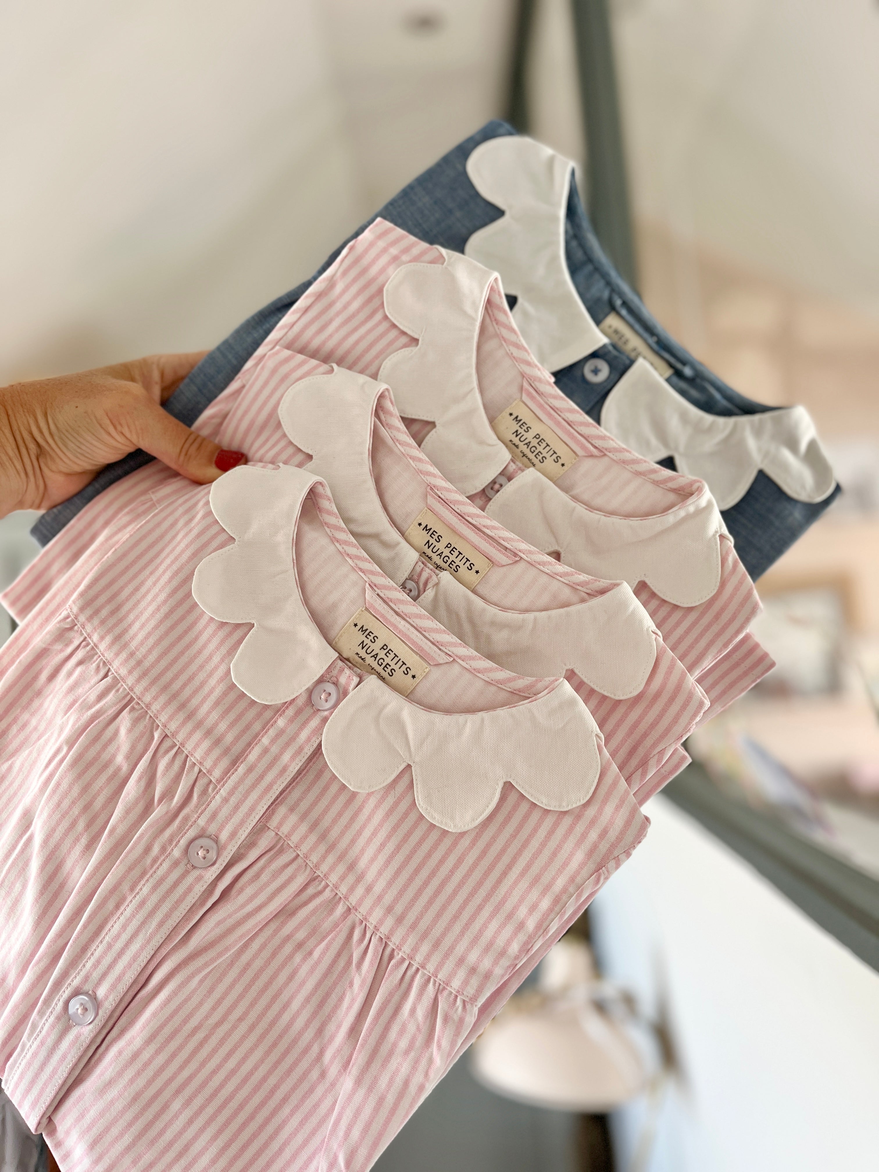 Joséphine, le tablier pour fille rayé rose à boutons