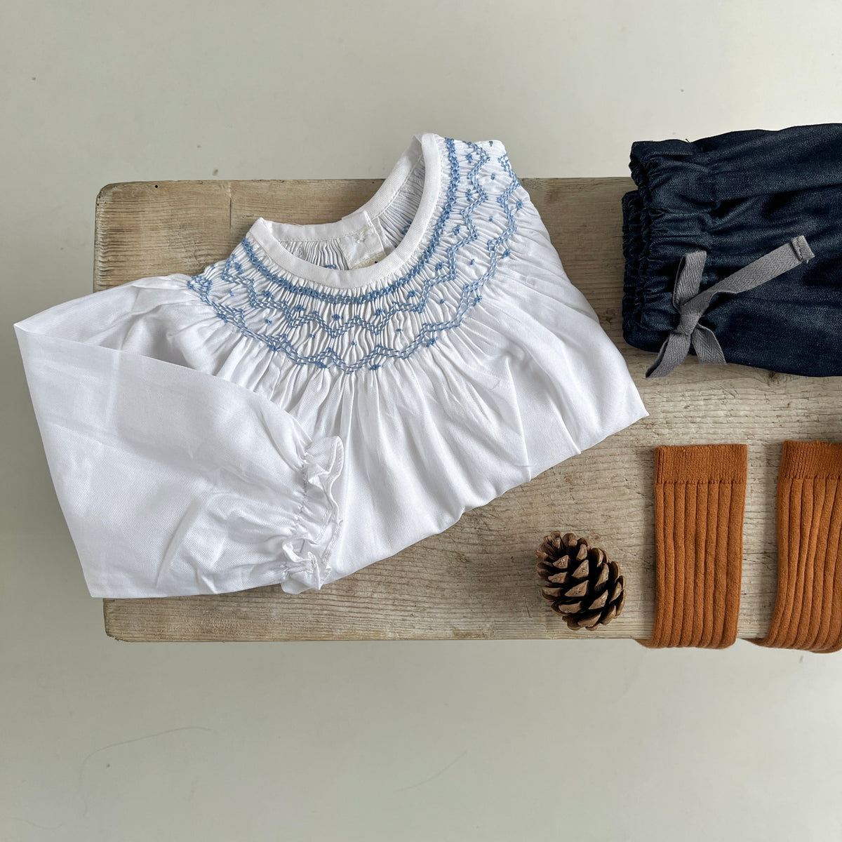 La blouse blanche à l'encolure smockée Victoire