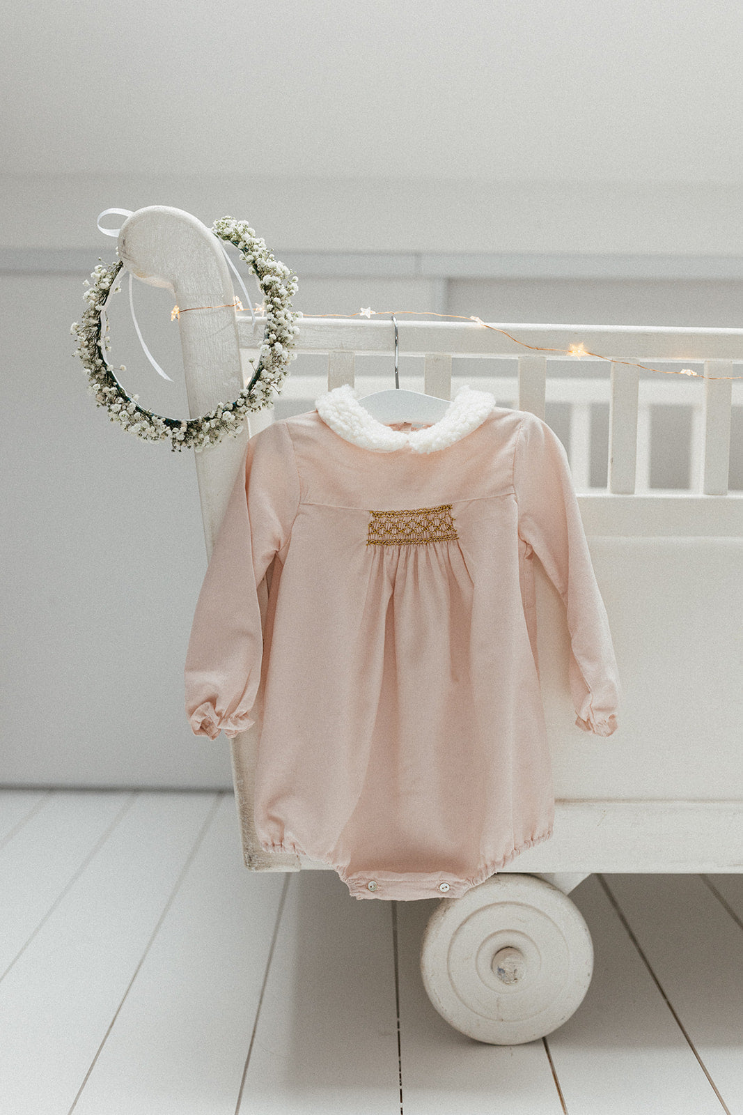 La barboteuse smockée Madeleine velours rose poudré